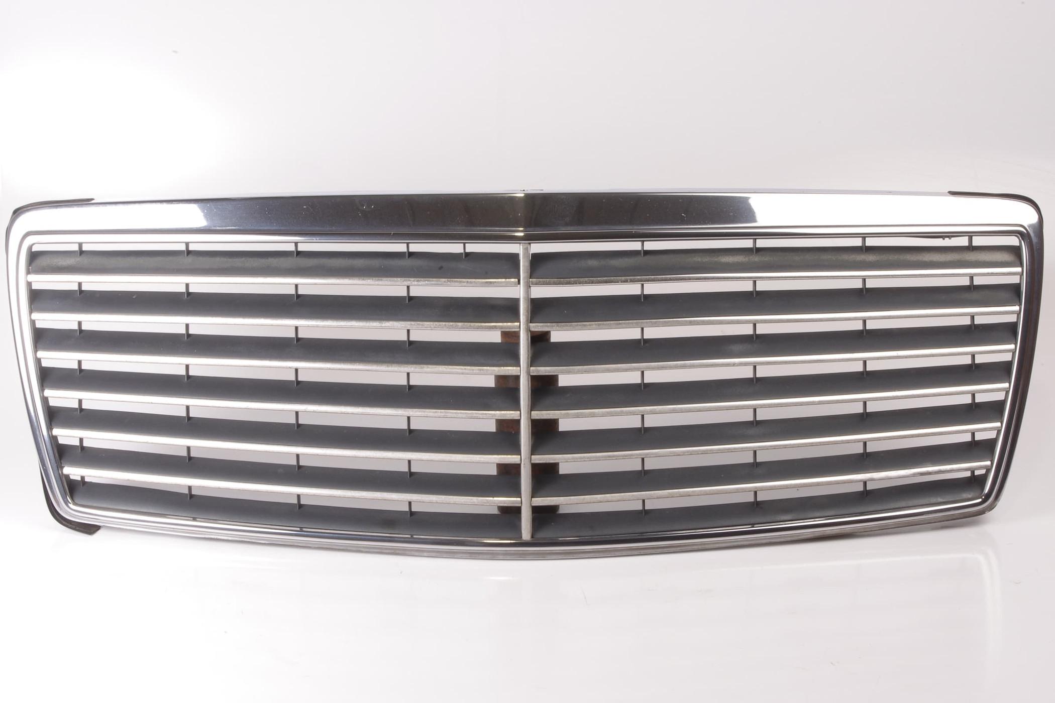 Mercedes 1408880323 Bonnet Grille | V140 W140 S