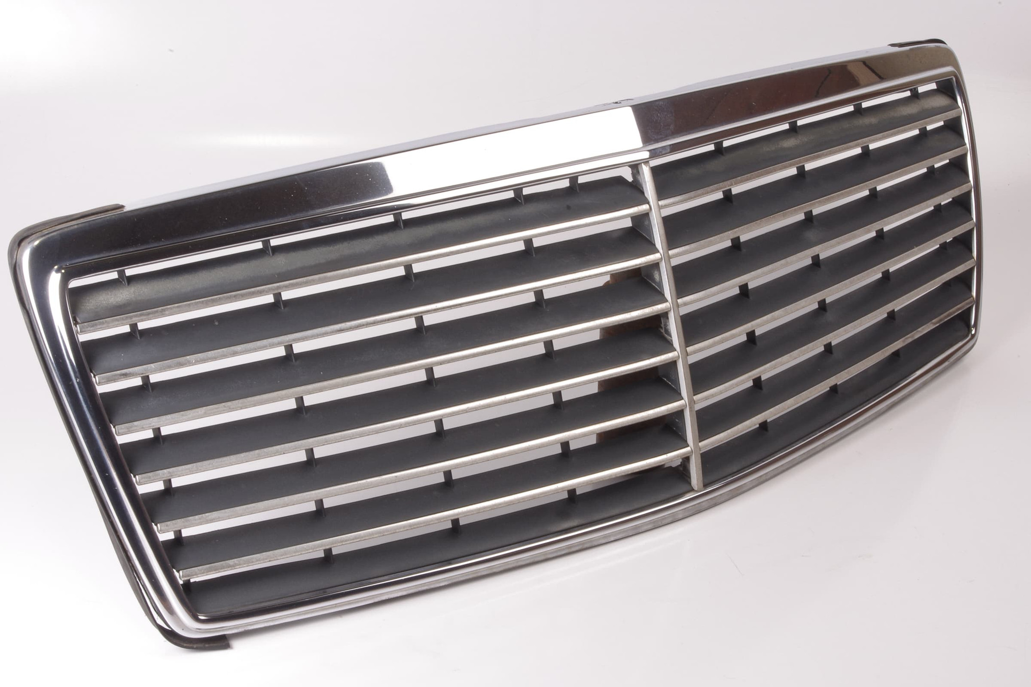 Mercedes 1408880323 Bonnet Grille | V140 W140 S