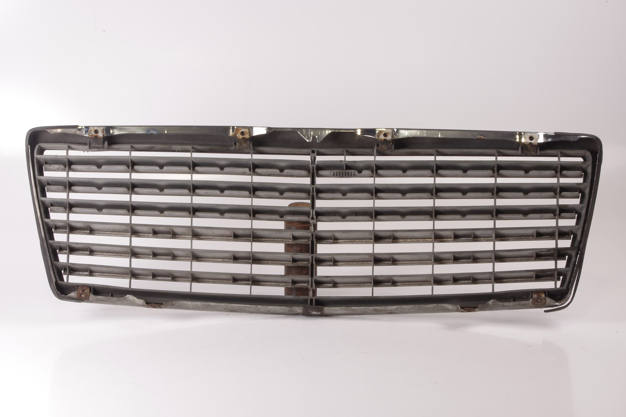 Mercedes 1408880323 Bonnet Grille | V140 W140 S
