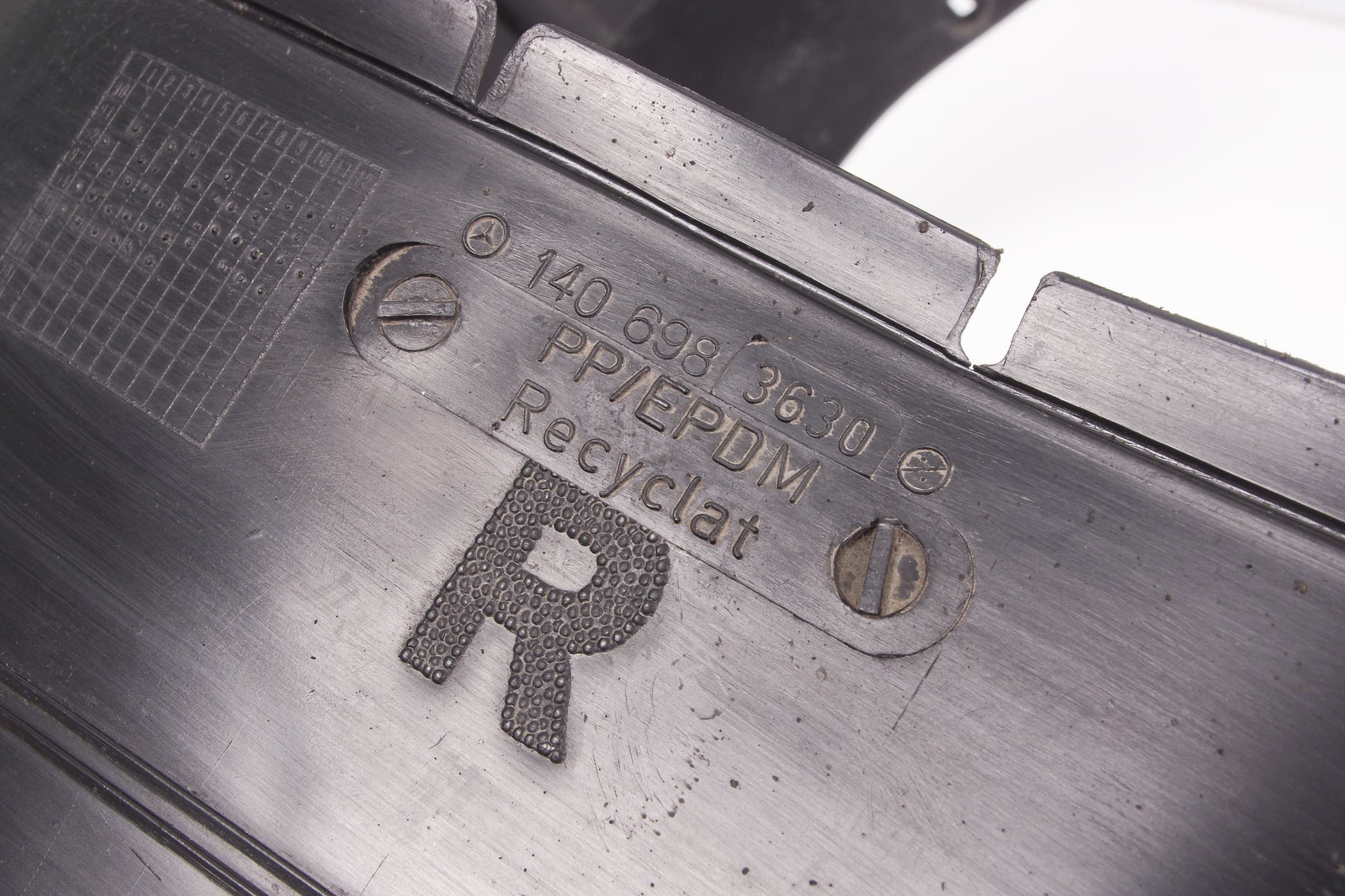 Mercedes 1406983630 Wheel Arch Liner - Front Right | V140 C140 S