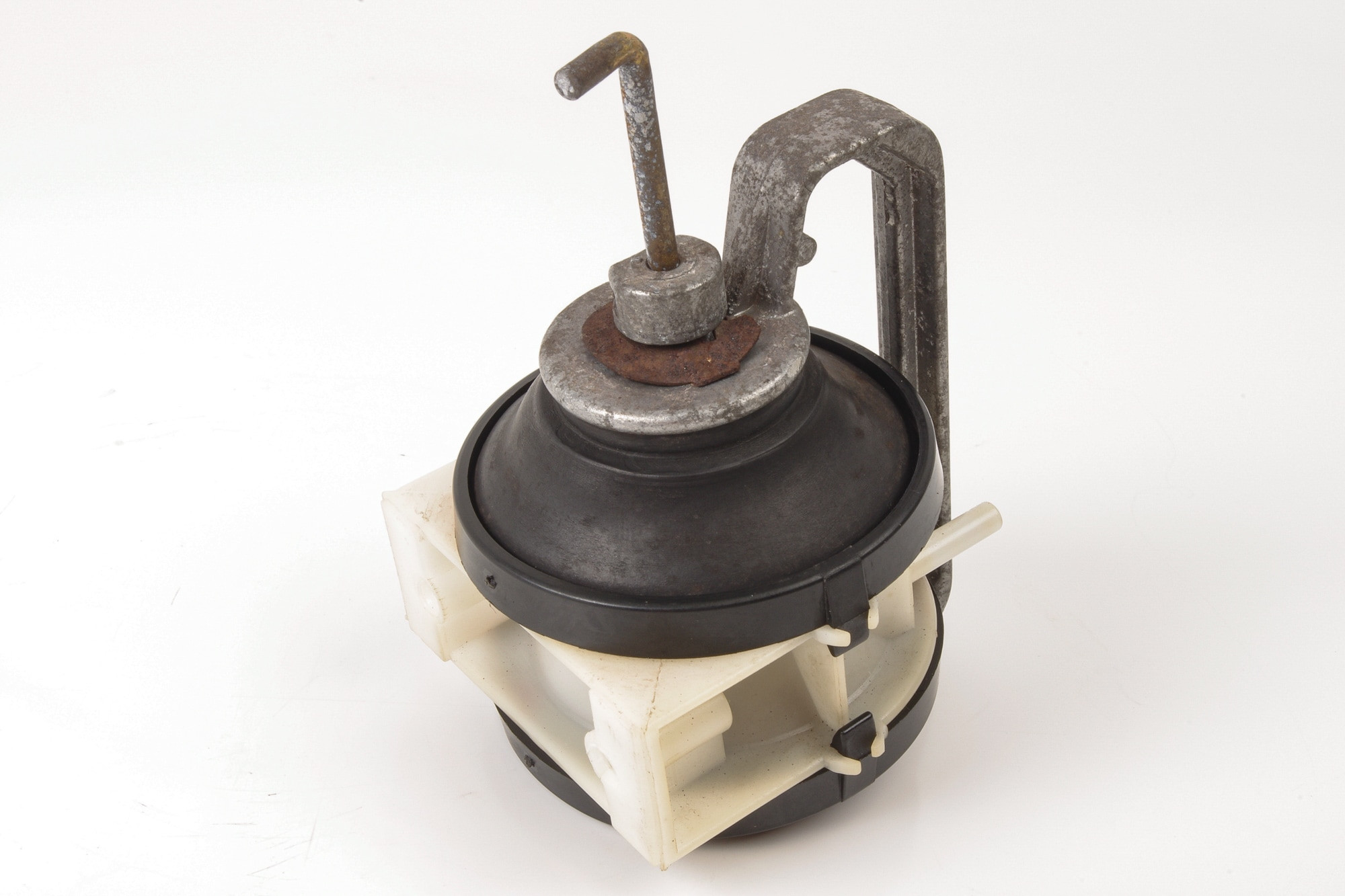 Mercedes 0008001175 A/C Vacuum Actuator | C107 R107 SL W108 W109 W111 W116 S...