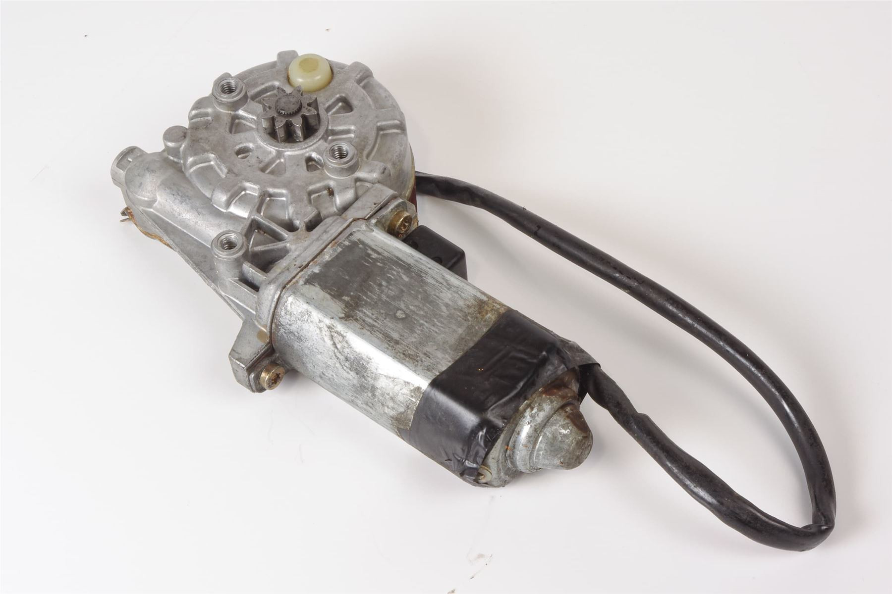 Mercedes 0018207842 Window Motor - Right | C107 R107 SL W110 W114 W115 W123 E...