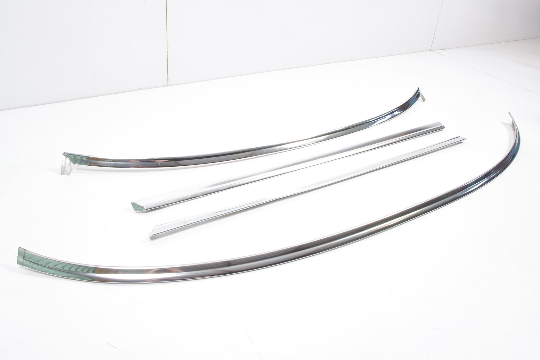 Mercedes 1076714030 Windscreen Trim | R107 SL