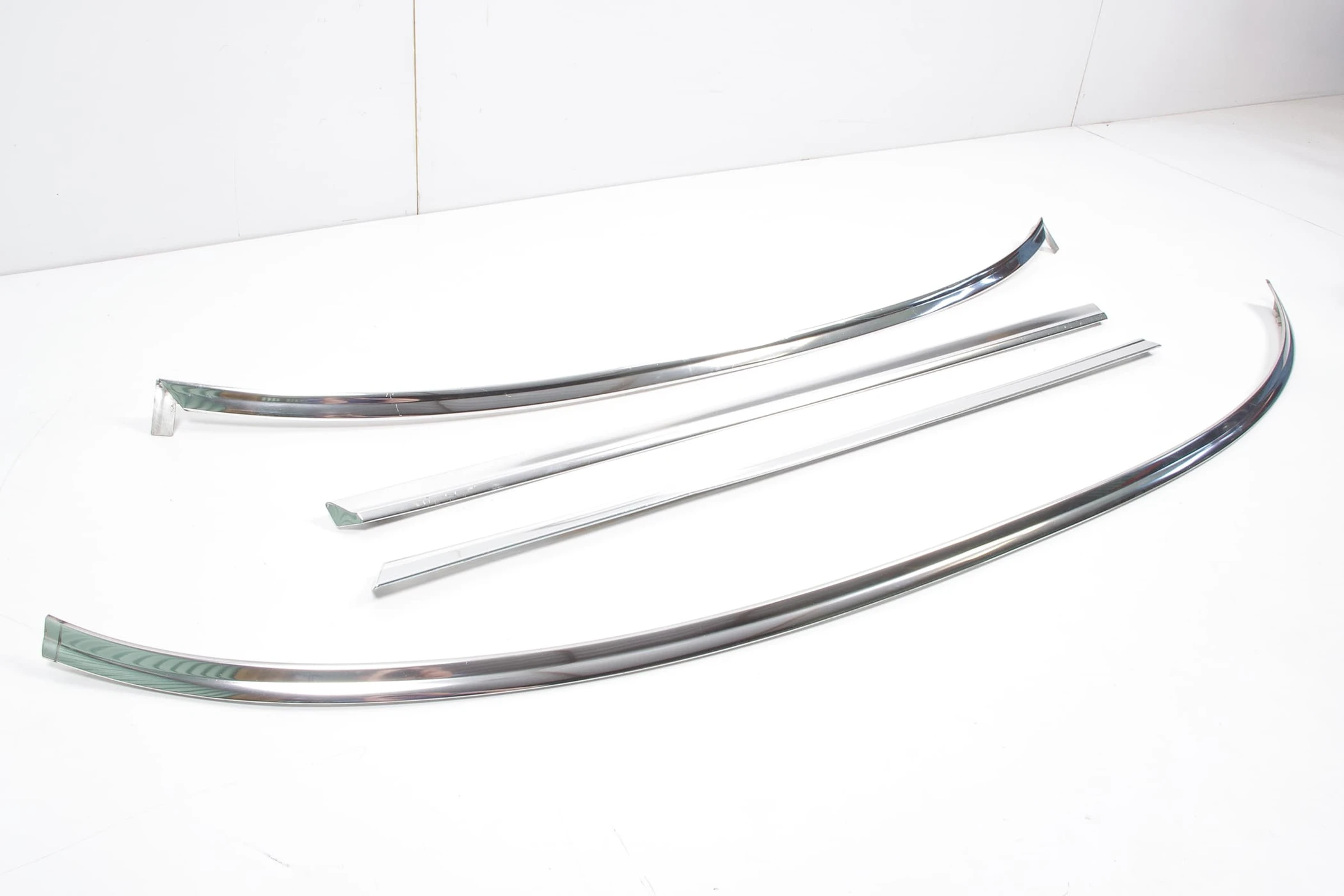 Mercedes 1076714030 Windscreen Trim | R107 SL