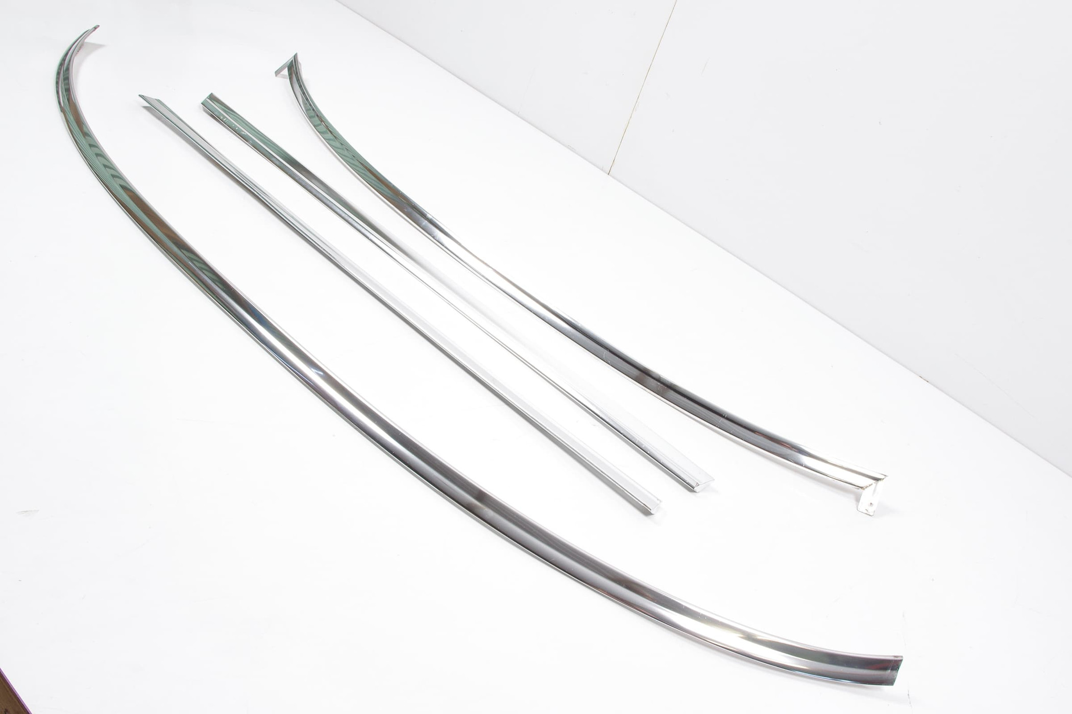 Mercedes 1076714030 Windscreen Trim | R107 SL