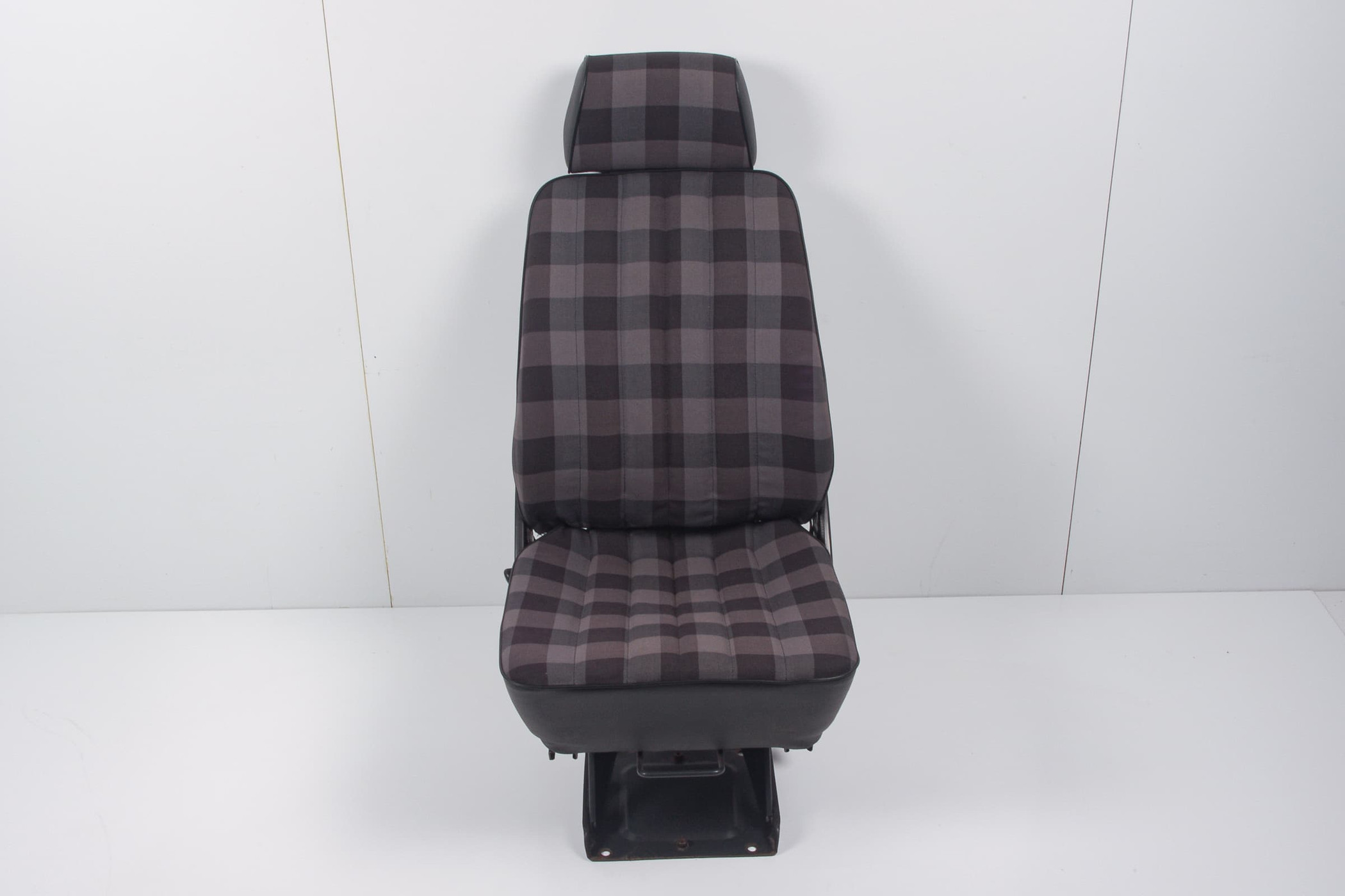 Mercedes 4609105201 Seat - Front Right Grey | W460 W461 G