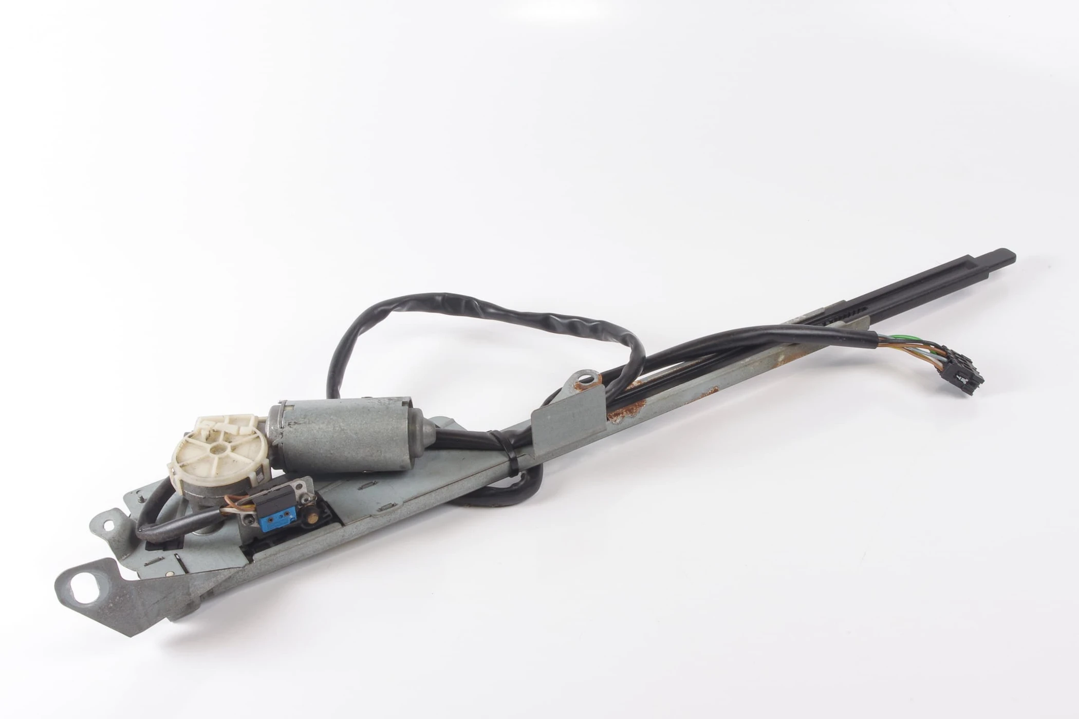 Mercedes 1248600604 Seat Belt Presenter - Right | A124 E