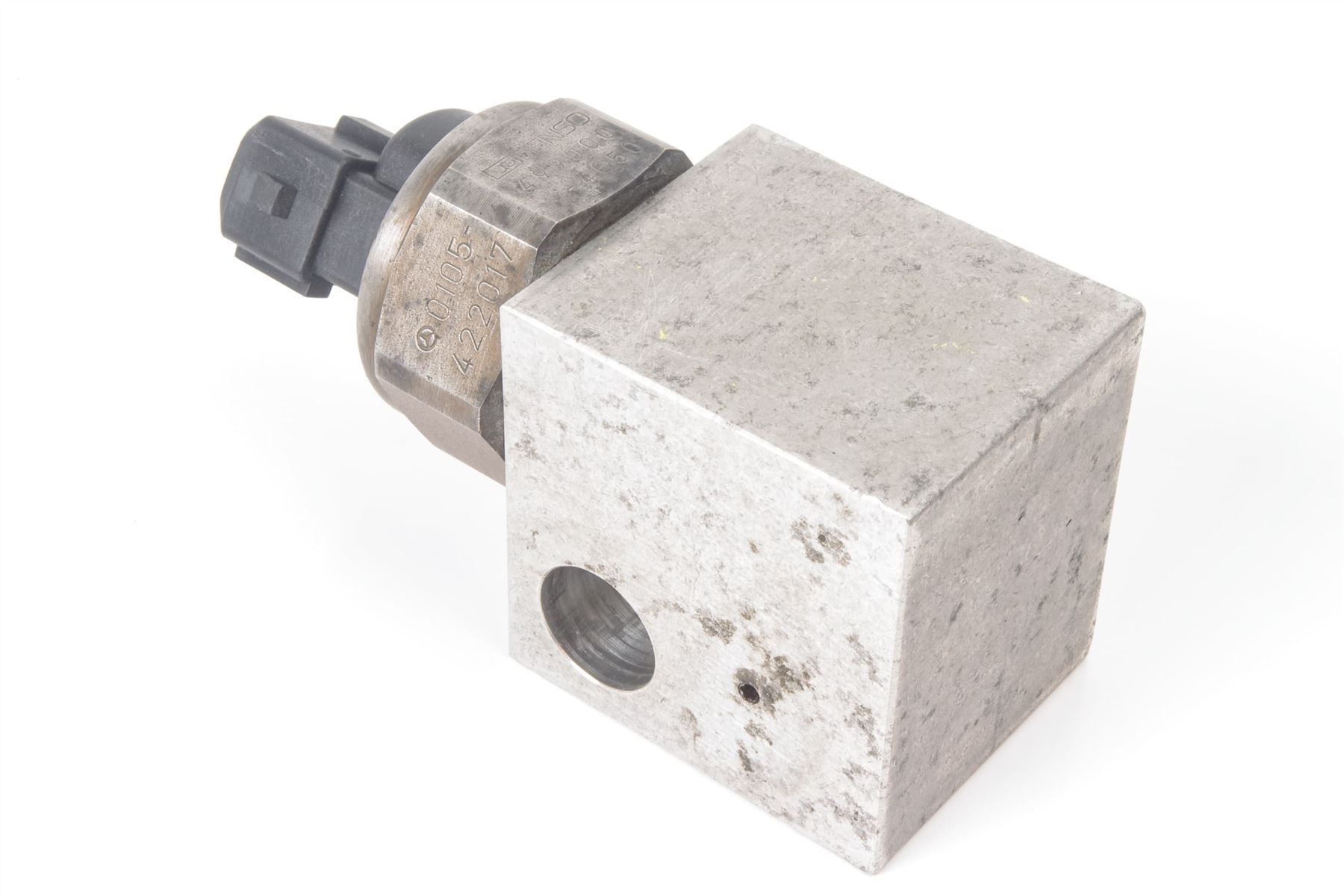 Mercedes 0105422017 ADS Pressure Sensor - Rear | W140 V140 C140 S