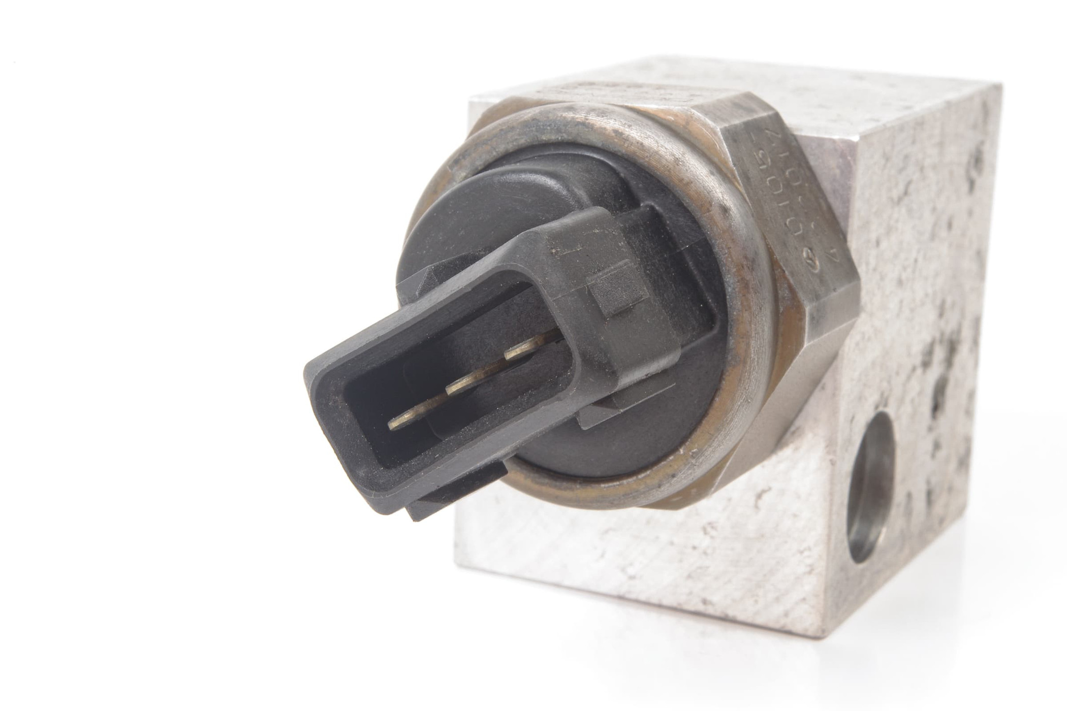 Mercedes 0105422017 ADS Pressure Sensor - Rear | W140 V140 C140 S