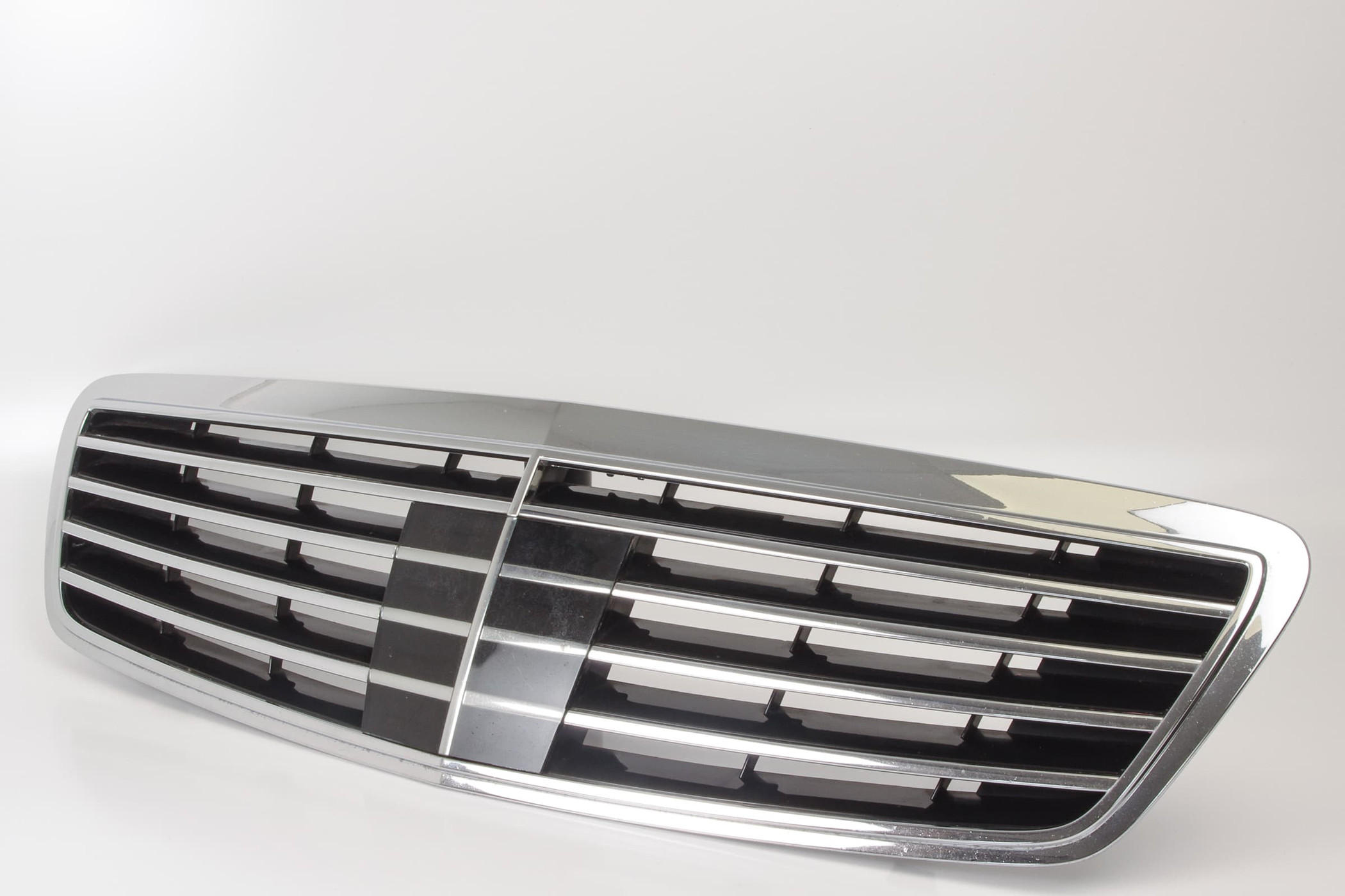 Mercedes 2208800483 Bonnet Grille | W220 S