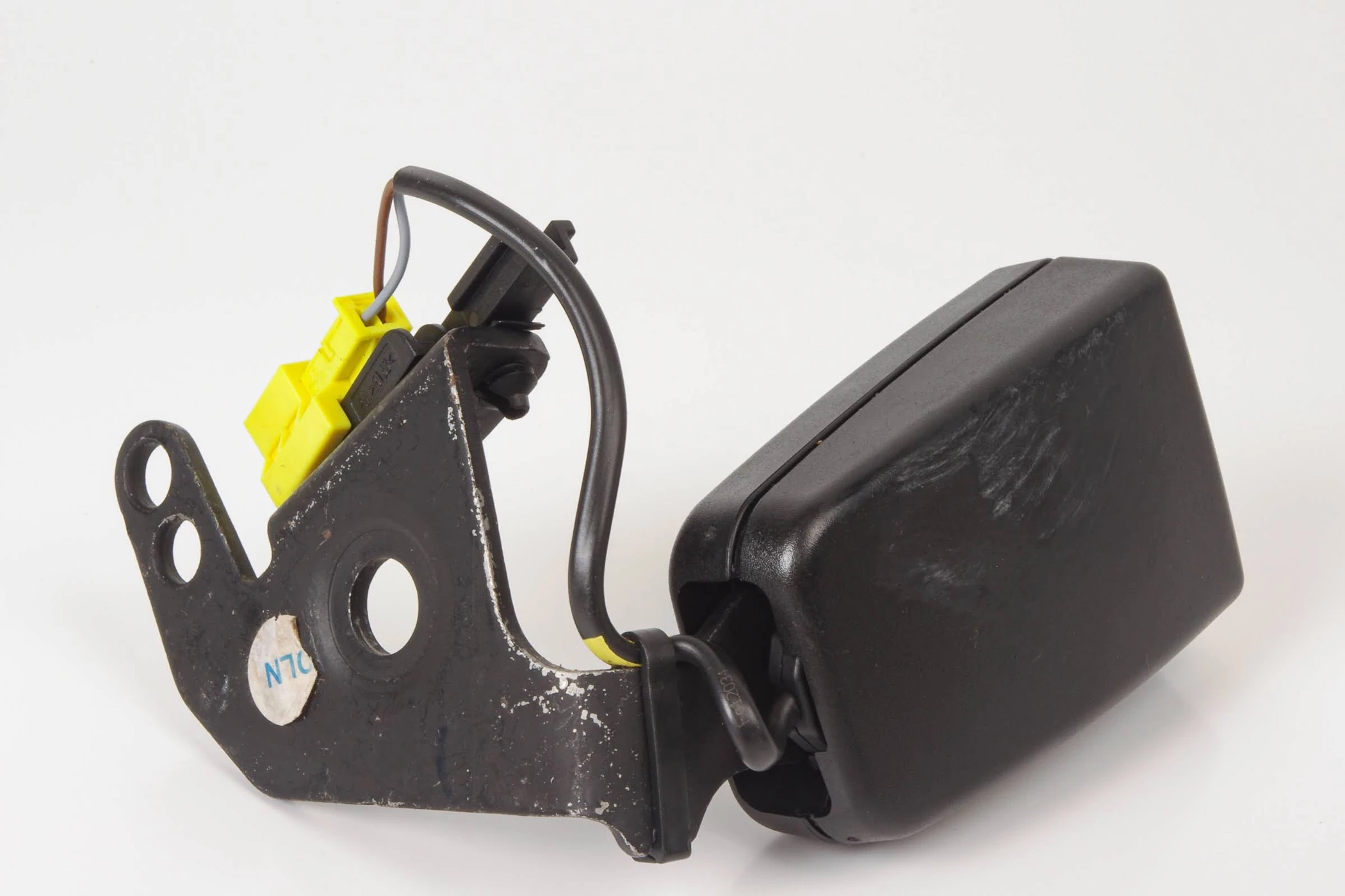 Mercedes 2048602669 Seat Belt Buckle - Rear Right | W204 C