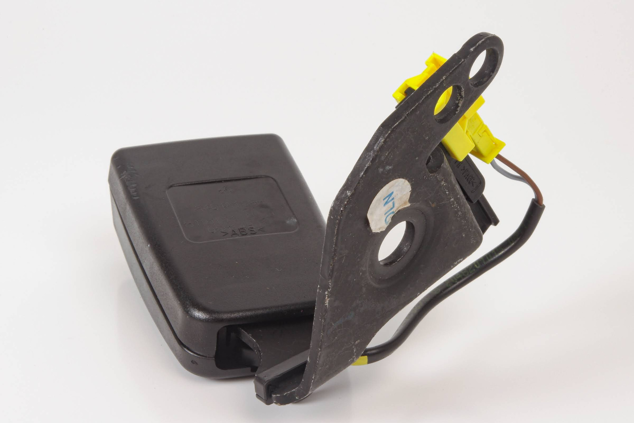 Mercedes 2048602669 Seat Belt Buckle - Rear Right | W204 C