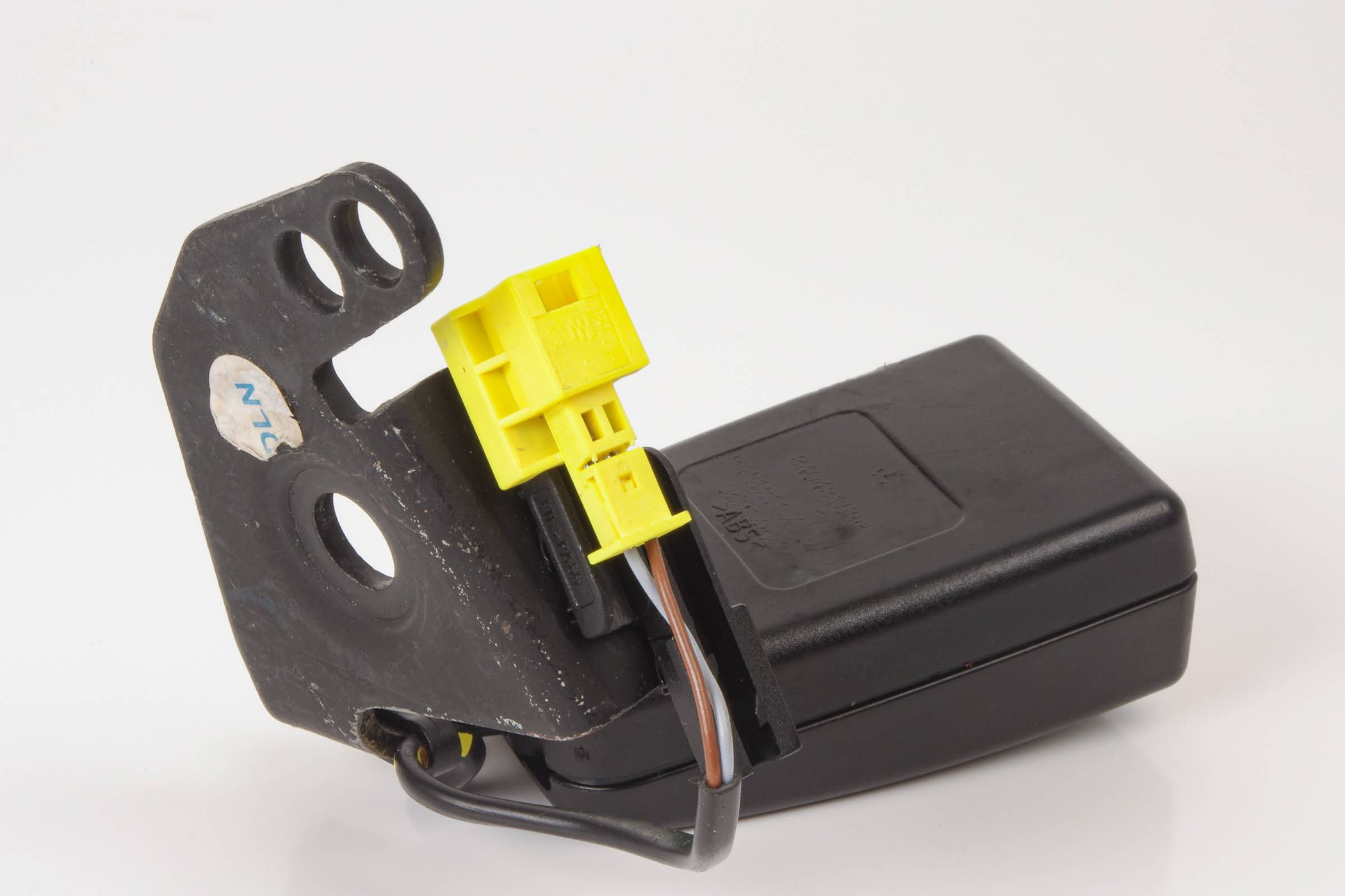 Mercedes 2048602669 Seat Belt Buckle - Rear Right | W204 C