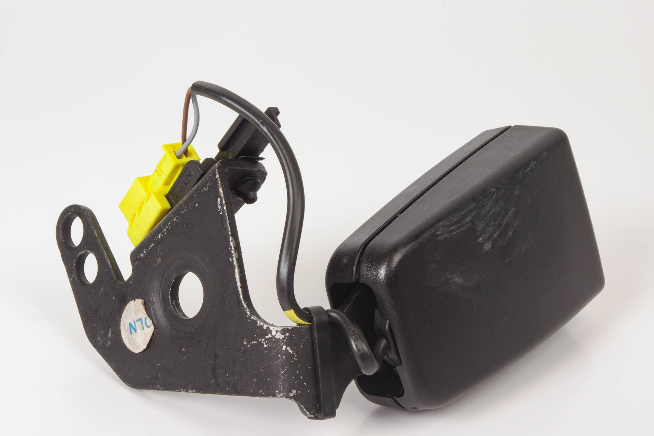 Mercedes 2048602669 Seat Belt Buckle - Rear Right | W204 C