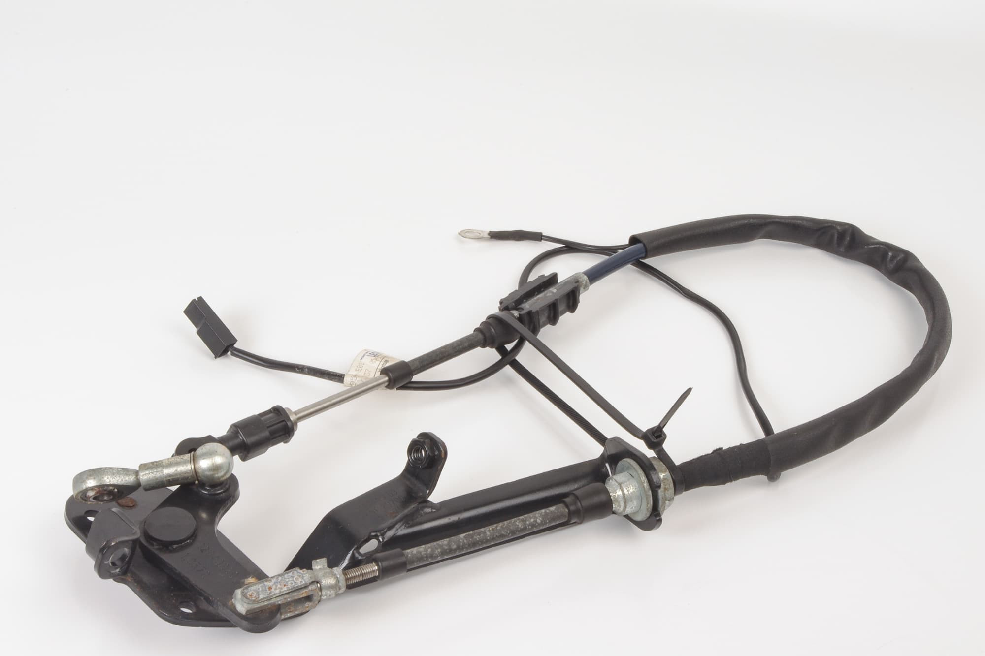 Mercedes 2307900059 Roof Flap Cable & Bracket | R230 SL