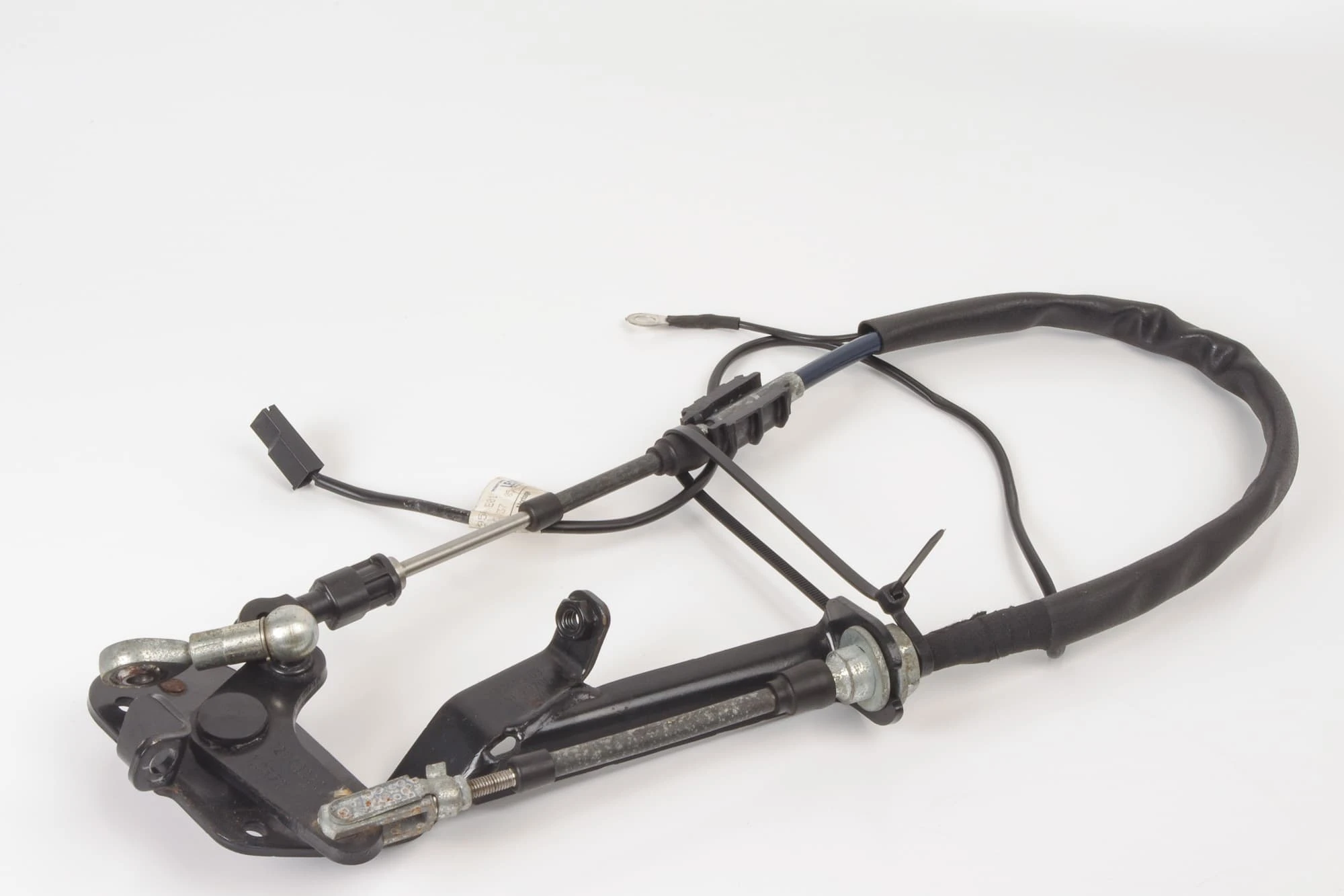 Mercedes 2307900059 Roof Flap Cable & Bracket | R230 SL