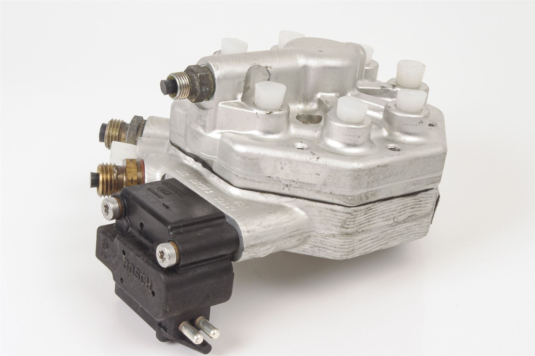 Mercedes 0000742513 Fuel Distributor (a) | W126 V126 C126 S R129 SL