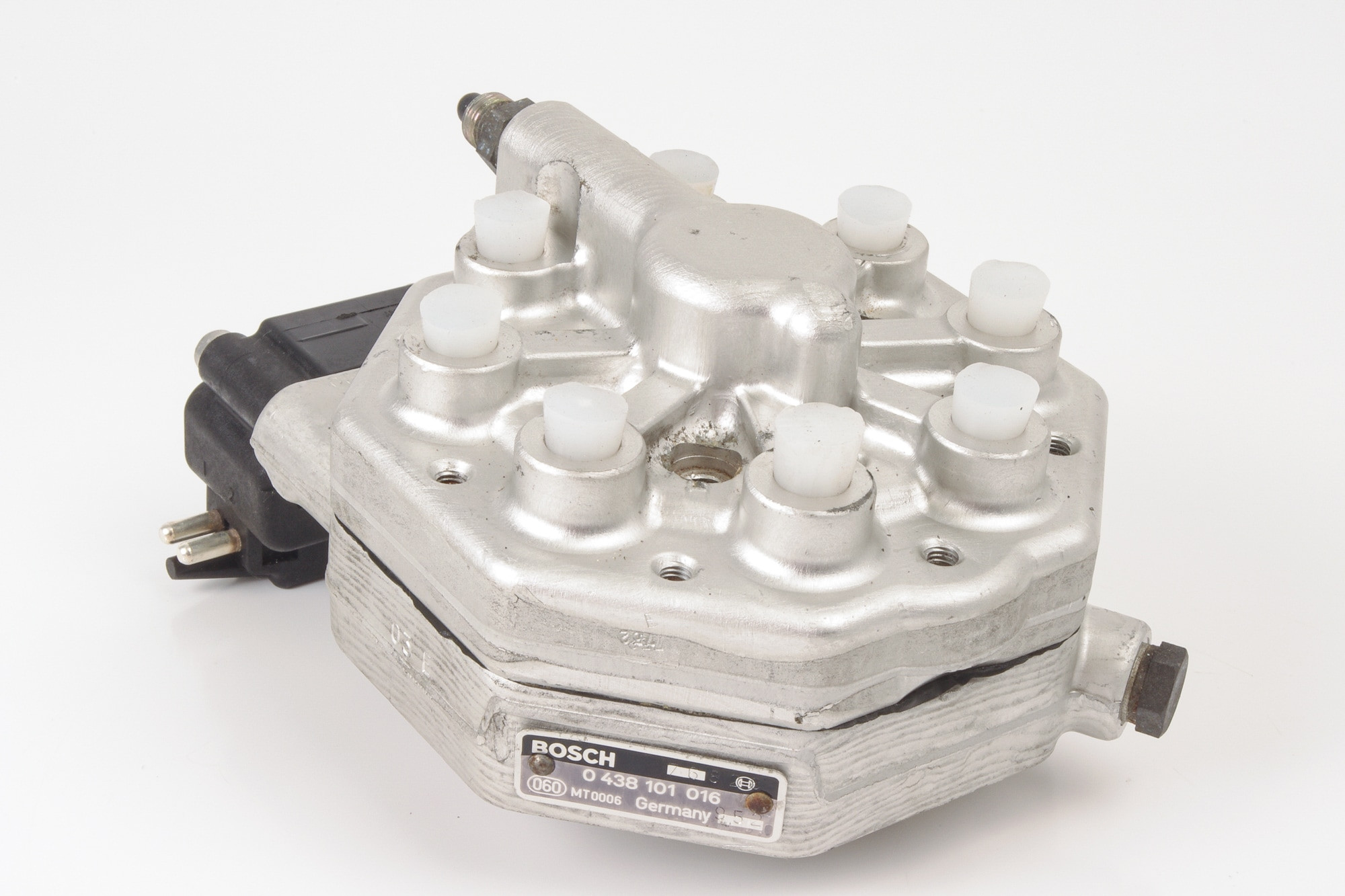 Mercedes 0000742513 Fuel Distributor (b) | W126 V126 C126 S R129 SL