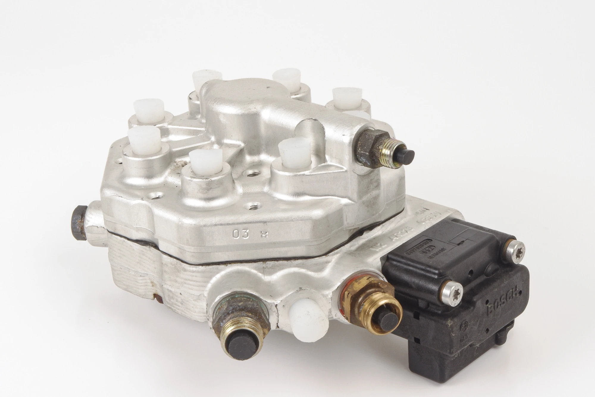 Mercedes 0000742513 Fuel Distributor | W126 V126 C126 S R129 SL