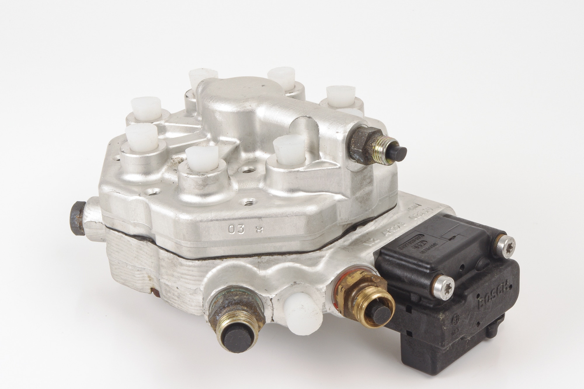 Mercedes 0000742513 Fuel Distributor | W126 V126 C126 S R129 SL