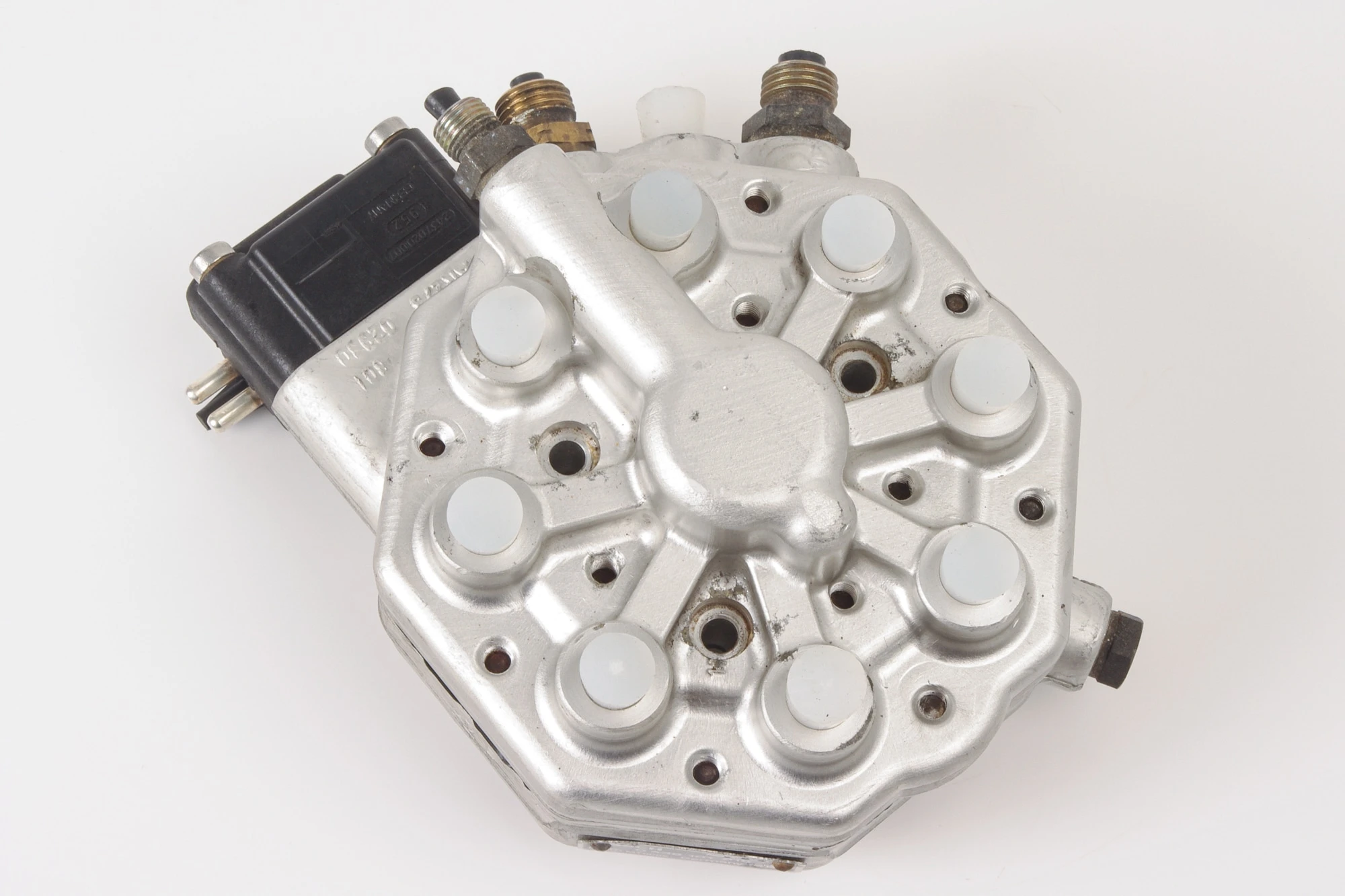 Mercedes 0000742513 Fuel Distributor (a) | W126 V126 C126 S R129 SL