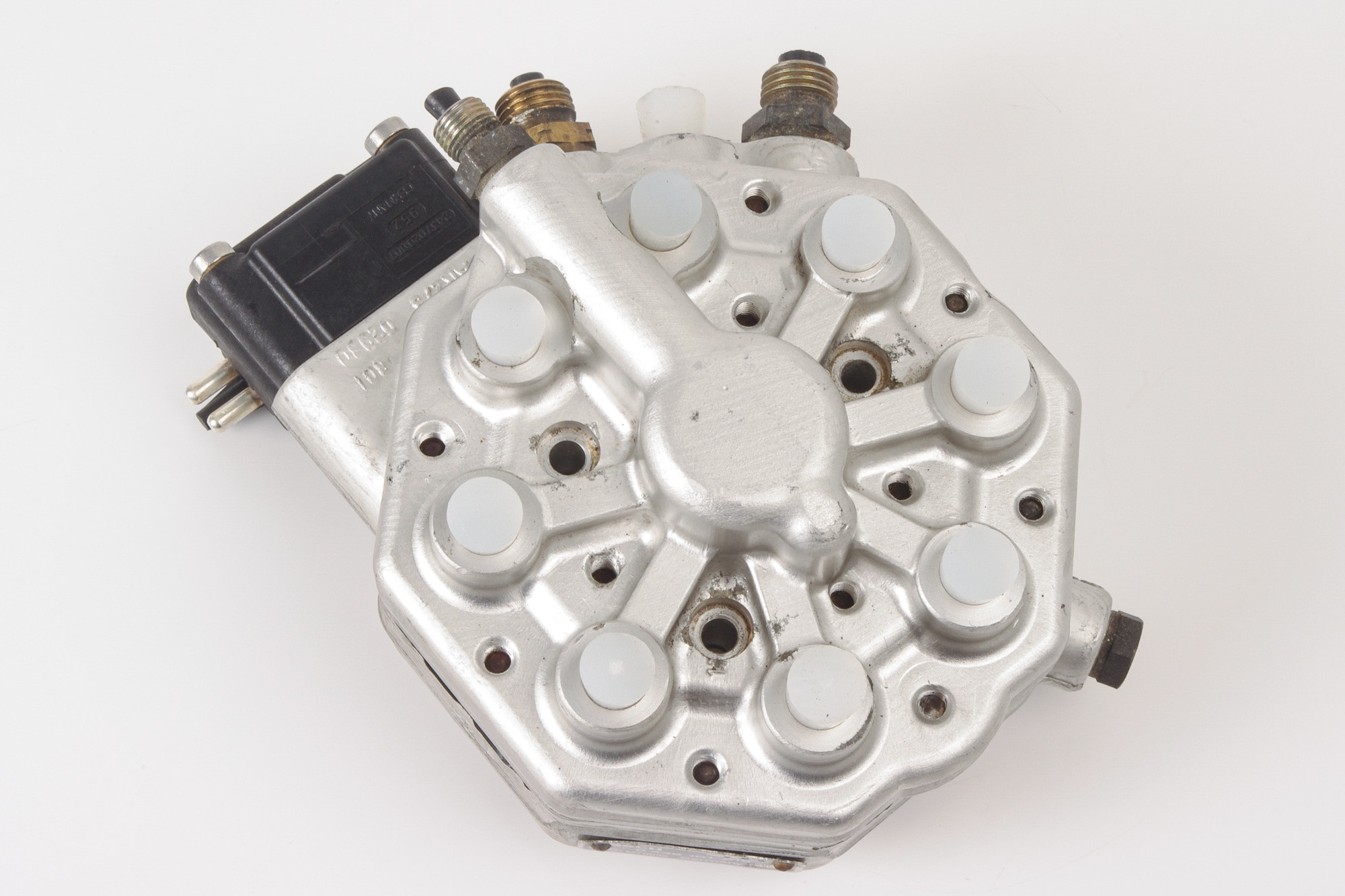 Mercedes 0000742513 Fuel Distributor | W126 V126 C126 S R129 SL
