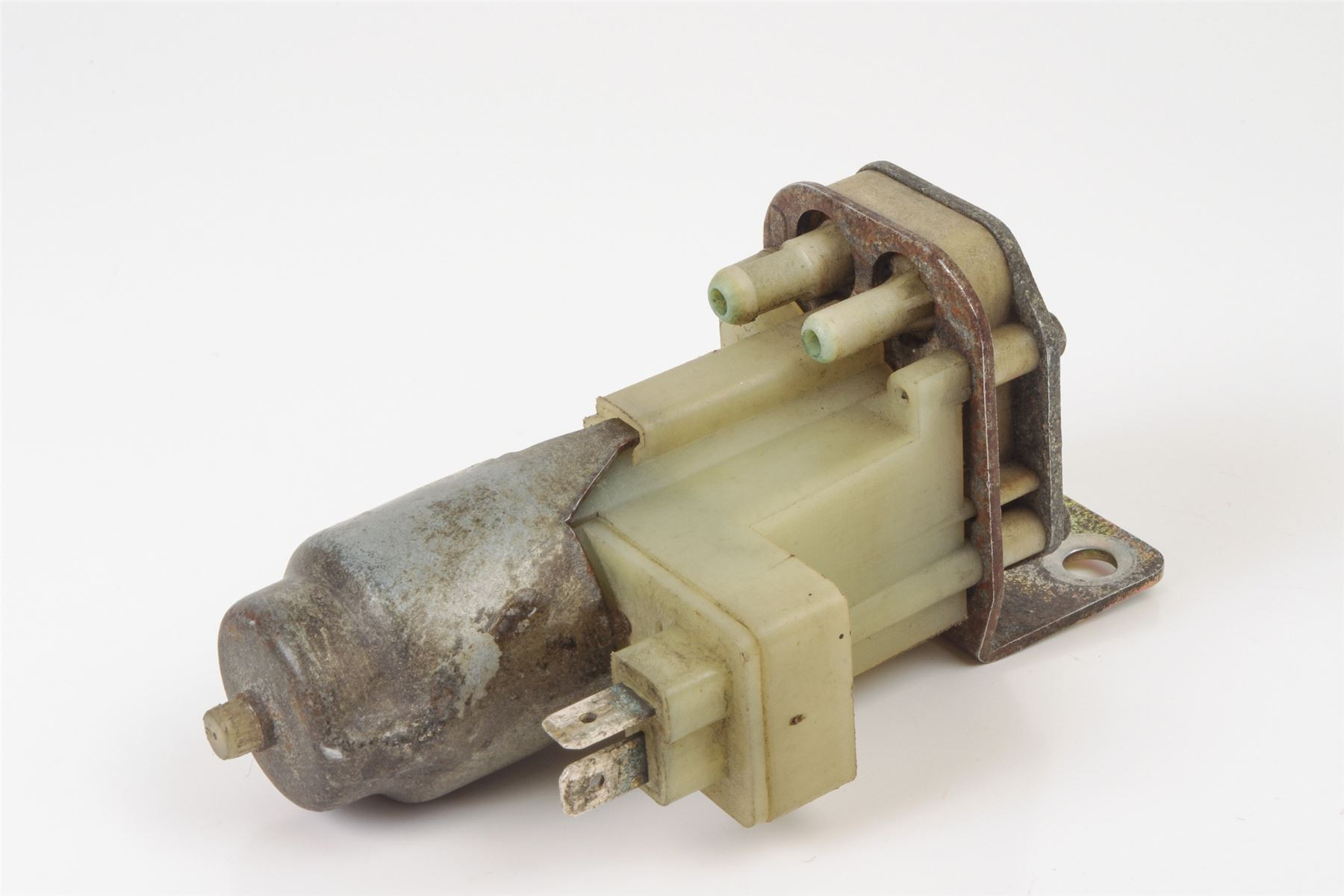Mercedes 0008693021 Washer Pump - Front (a) | C107 R107 R129 SL W108 W109...