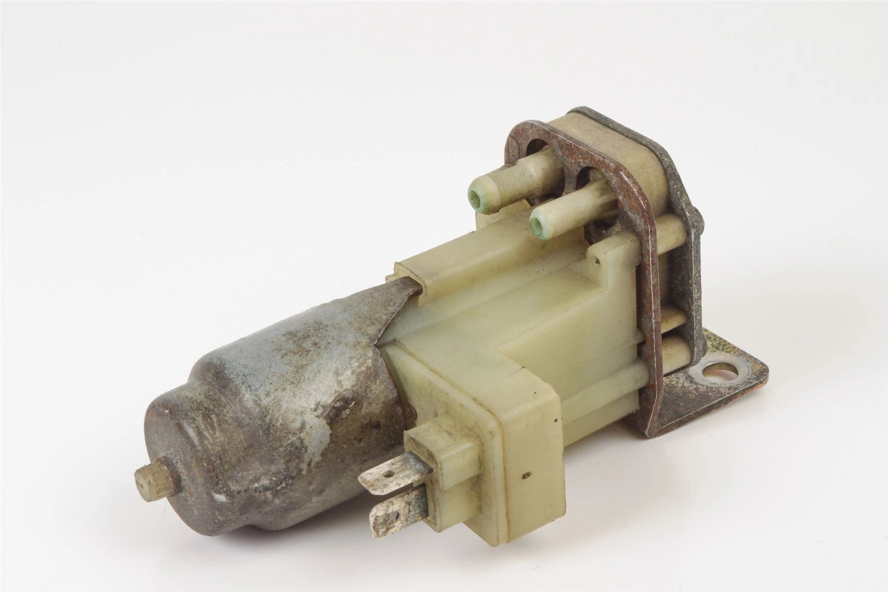 Mercedes 0008693021 Washer Pump - Front (a) | C107 R107 R129 SL W108 W109...