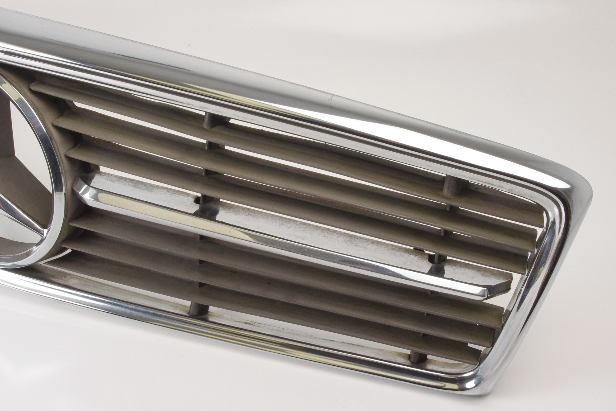 Mercedes 1078880215 Bonnet Grille - Front (a) | C107 R107 SL