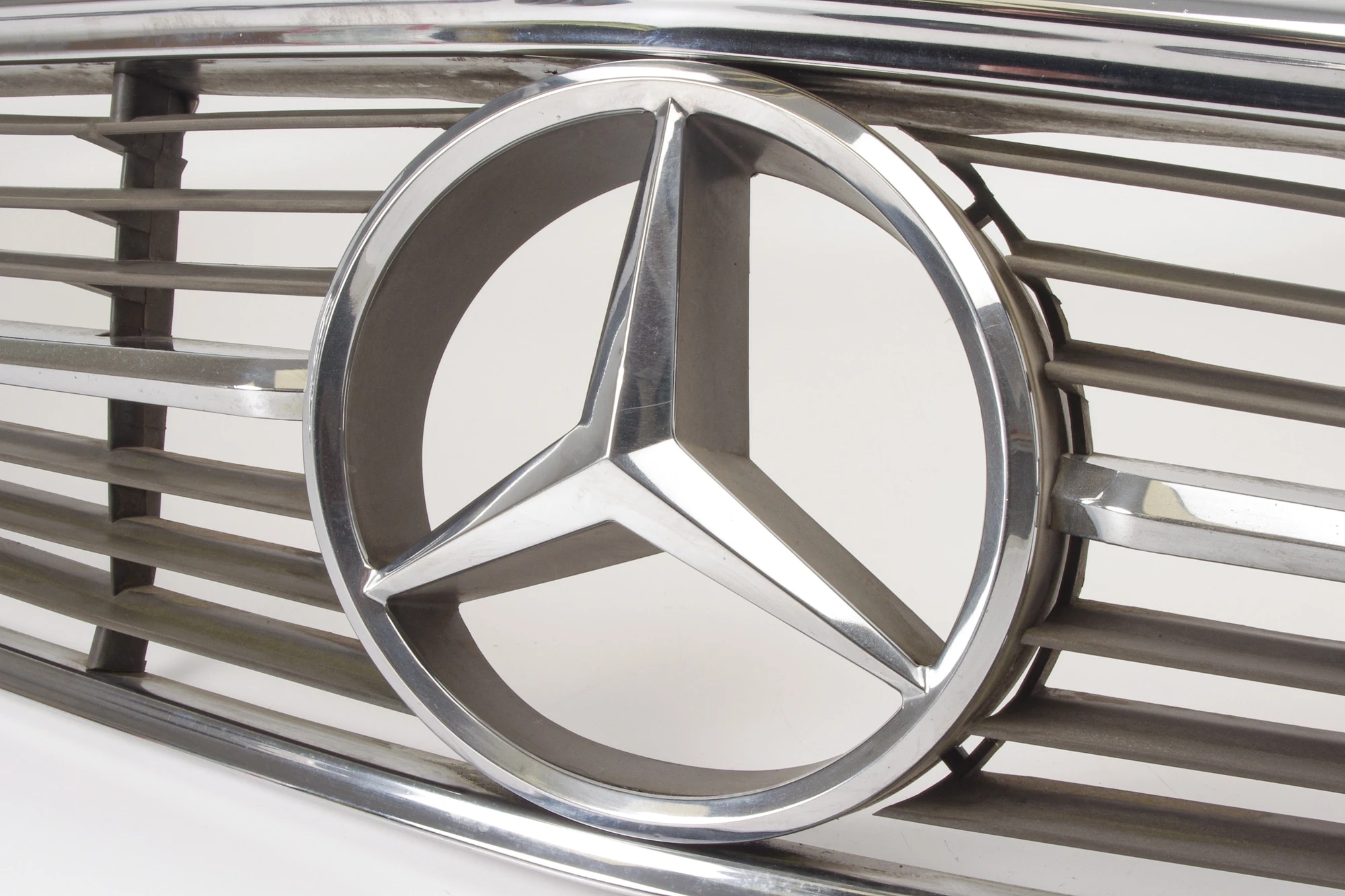 Mercedes 1078880215 Bonnet Grille - Front (a) | C107 R107 SL