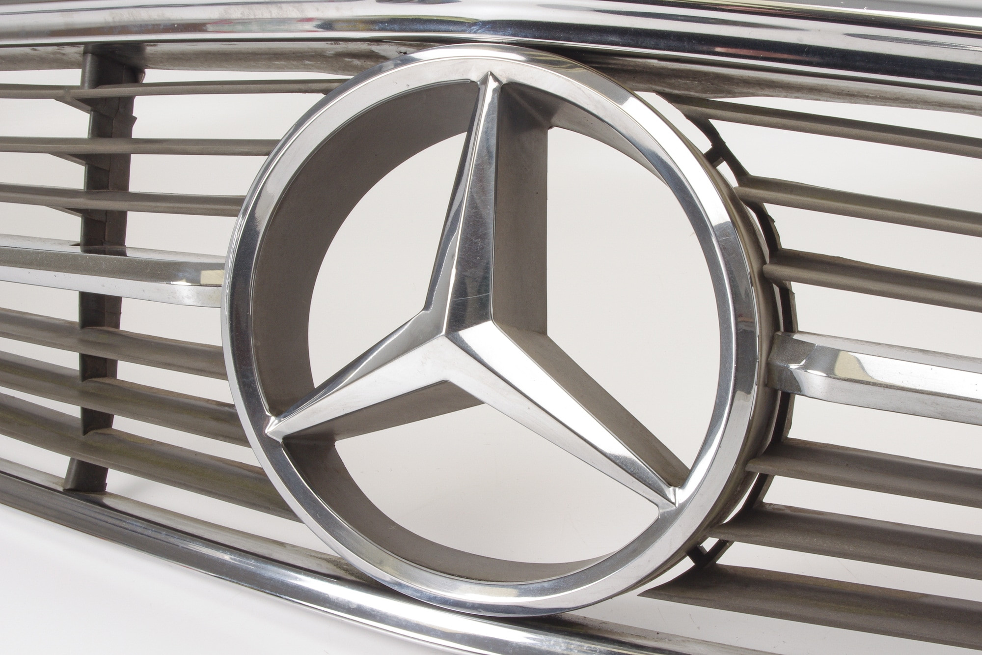 Mercedes 1078880215 Bonnet Grille - Front (a) | C107 R107 SL