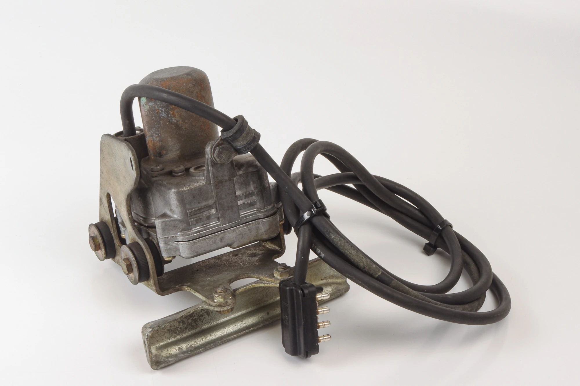 Mercedes 0005453365 Cruise Control Actuator (b) | W123 E R129 SL W463 G W638 V