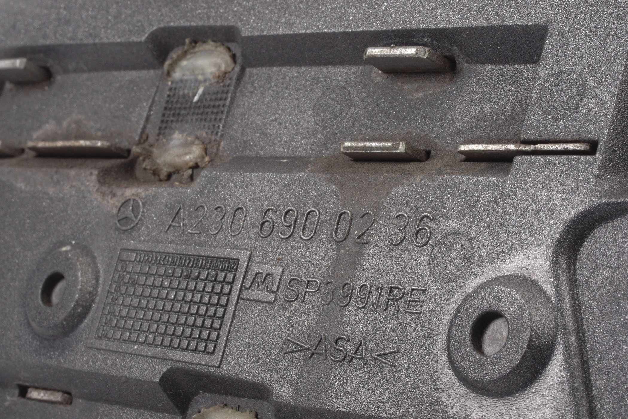 Mercedes 2306900236 Fender Grille - Front Right (b) | R230 SL