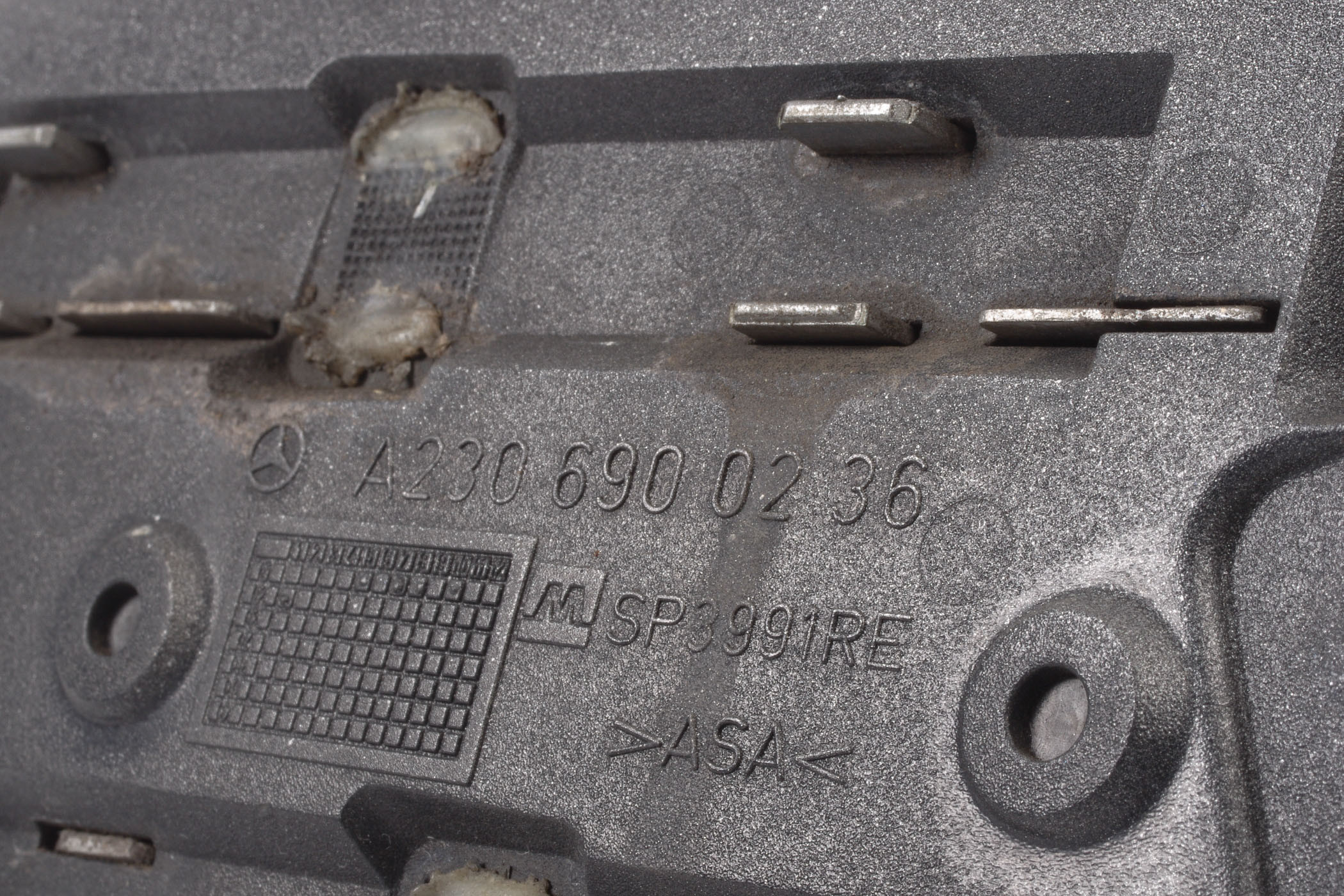 Mercedes 2306900236 Fender Grille - Front Right (b) | R230 SL