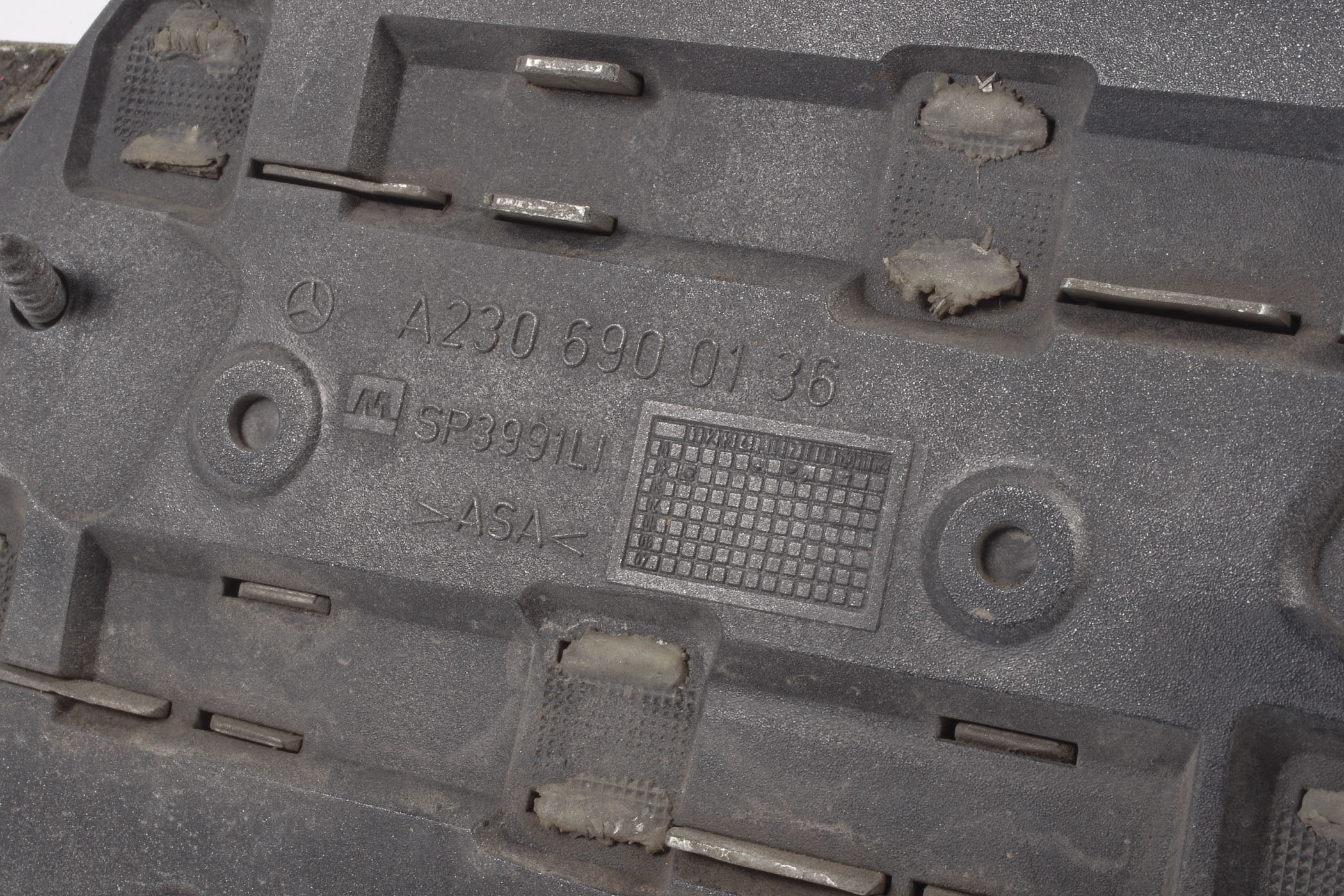 Mercedes 2306900136 Fender Grille - Front Left Silver | R230 SL