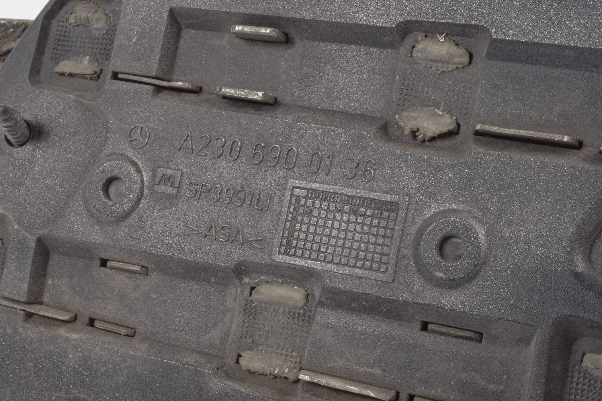 Mercedes 2306900136 Fender Grille - Front Left Silver | R230 SL