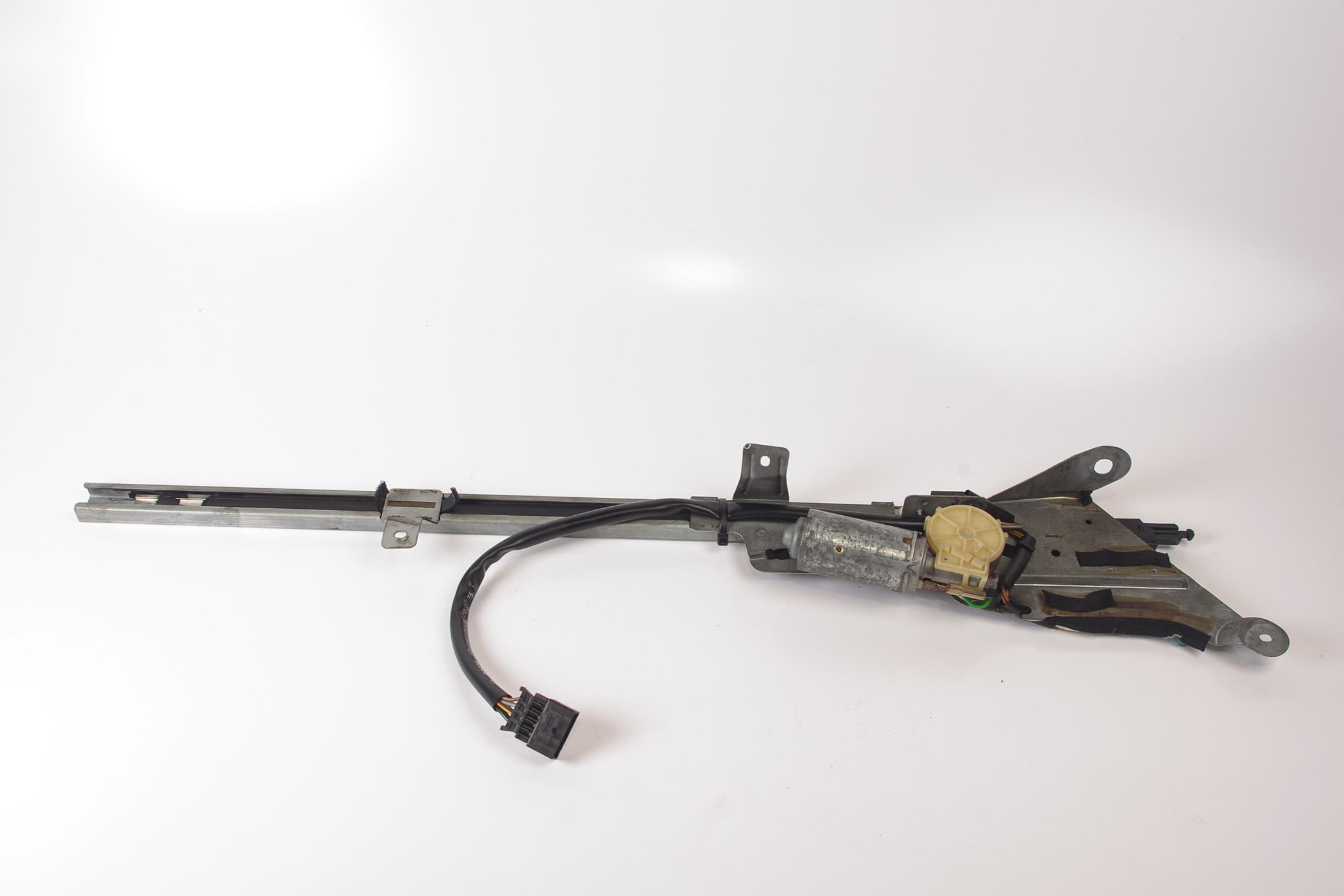 Mercedes 1408600682 Seat Belt Presenter - Right | W100 W116 W126 W140 S C107...