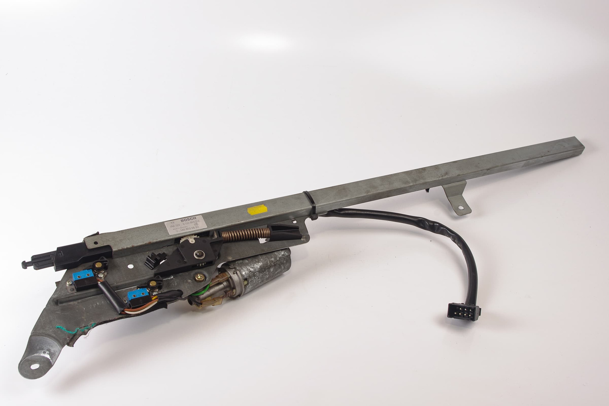 Mercedes 1408600682 Seat Belt Presenter - Right | W100 W116 W126 W140 S C107...