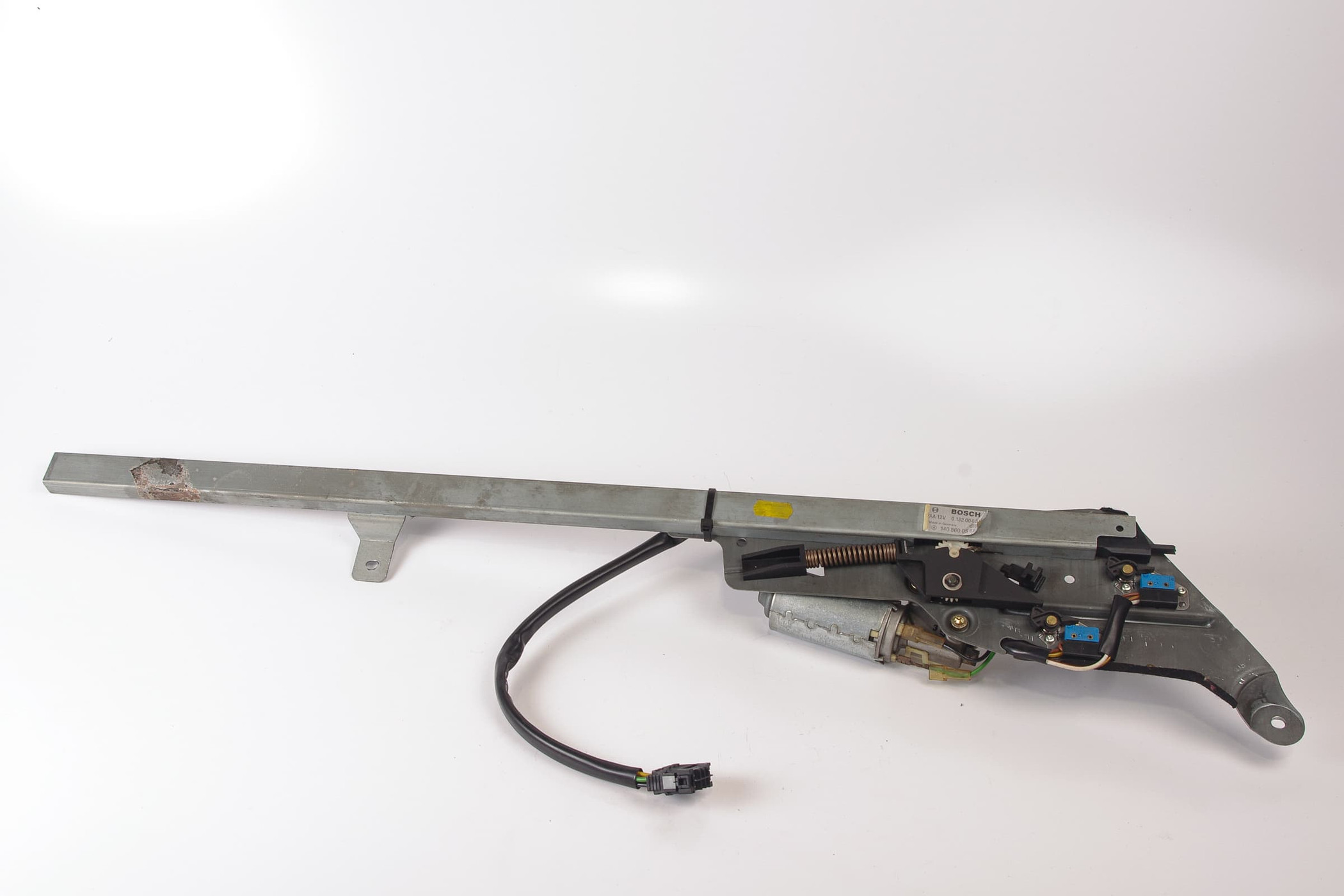 Mercedes 1408600582 Seat Belt Presenter - Left | W100 W116 W126 W140 S C107...