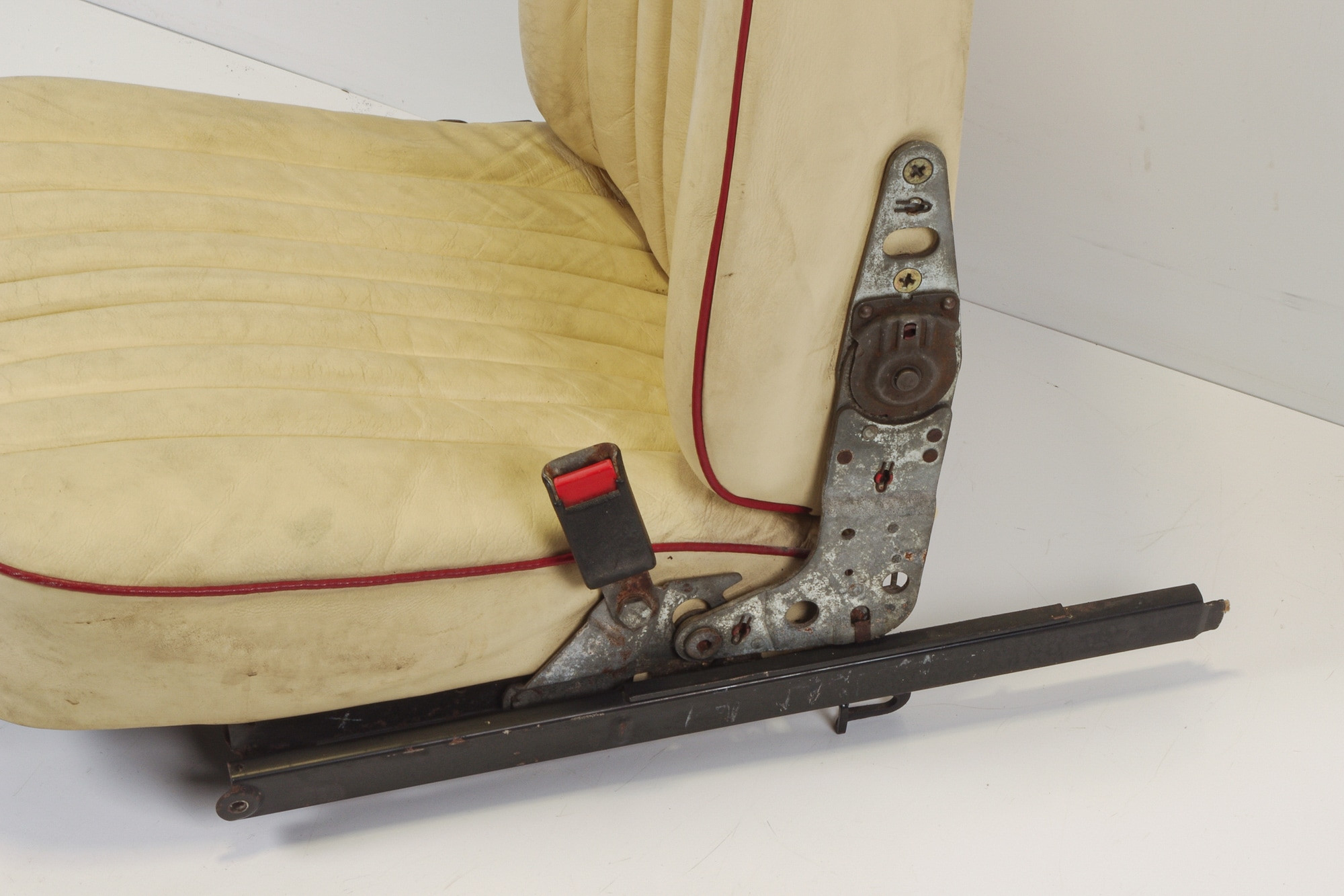 Mercedes 1079100242 Seat - Front Right Cream | C107 R107 SL