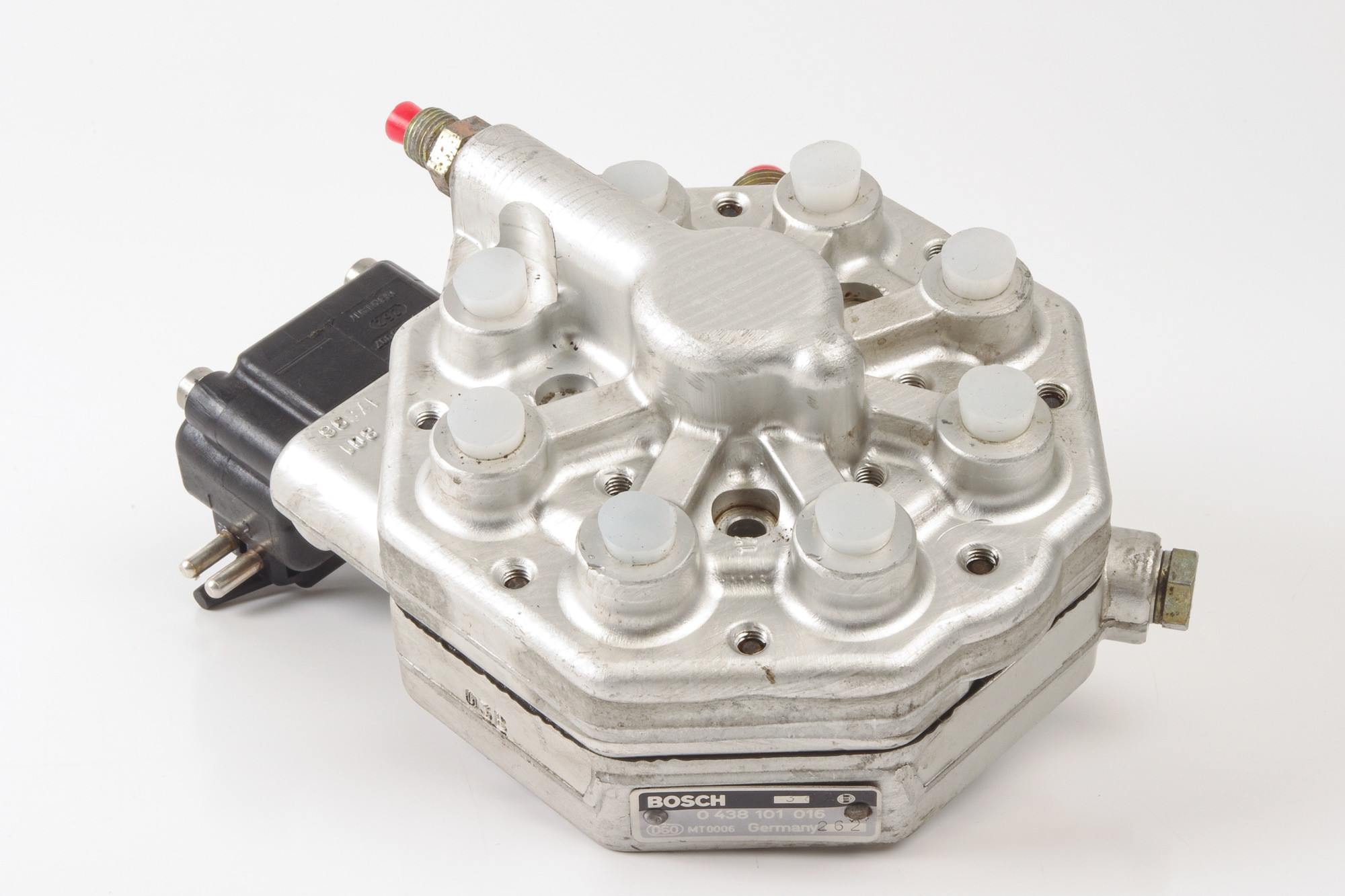 Mercedes 0000742513 Fuel Distributor | W126 V126 C126 S R129 SL