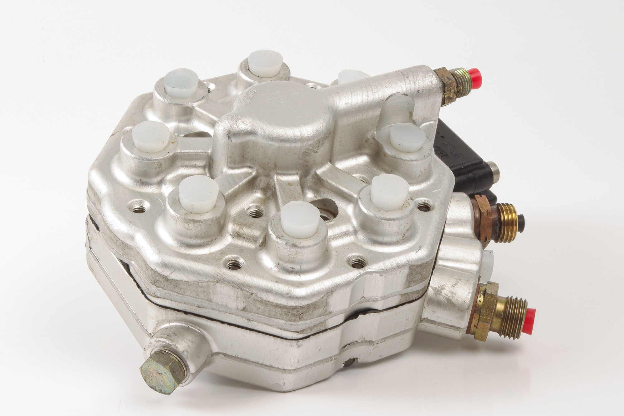 Mercedes 0000742513 Fuel Distributor | W126 V126 C126 S R129 SL