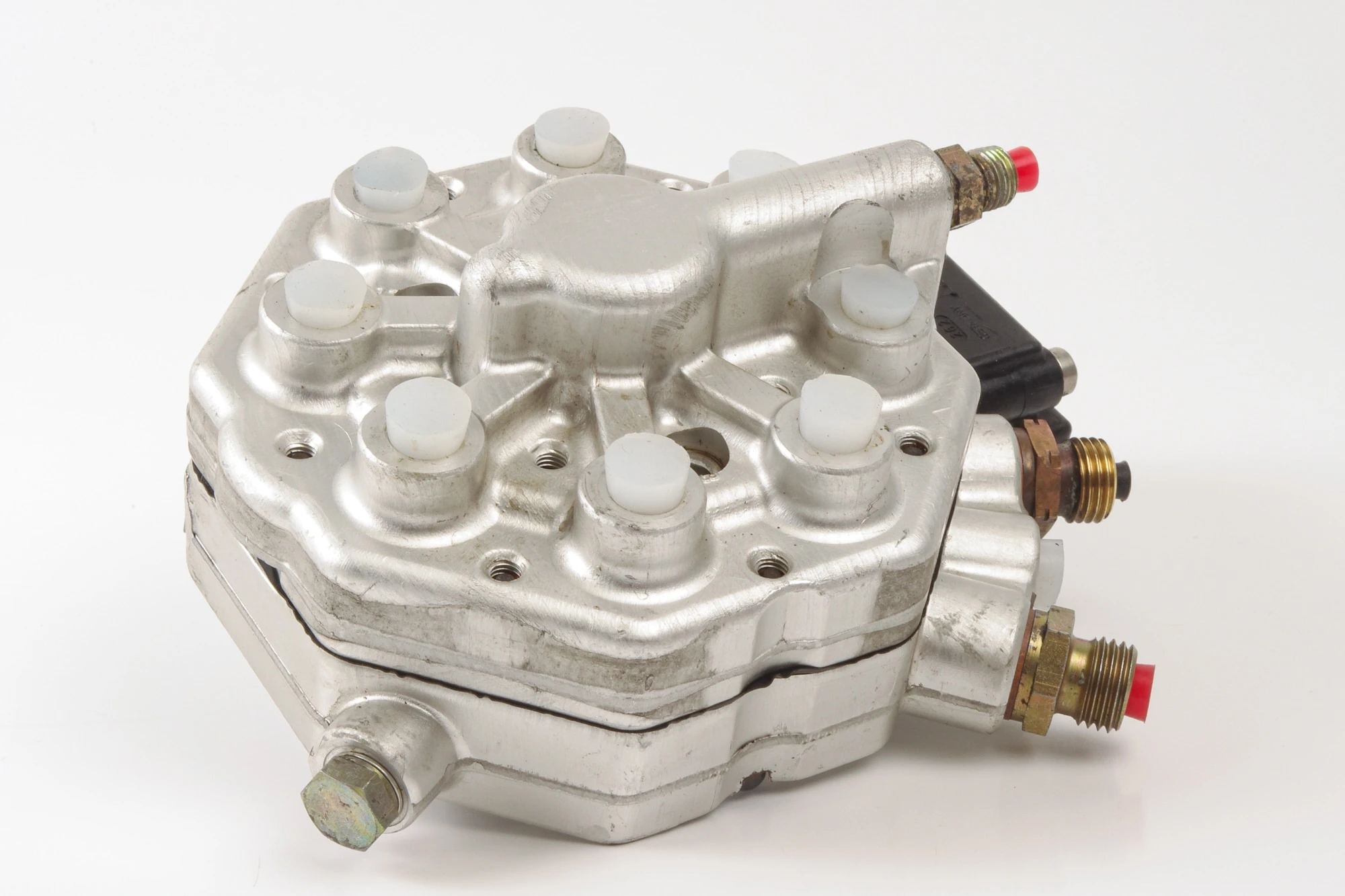 Mercedes 0000742513 Fuel Distributor | W126 V126 C126 S R129 SL
