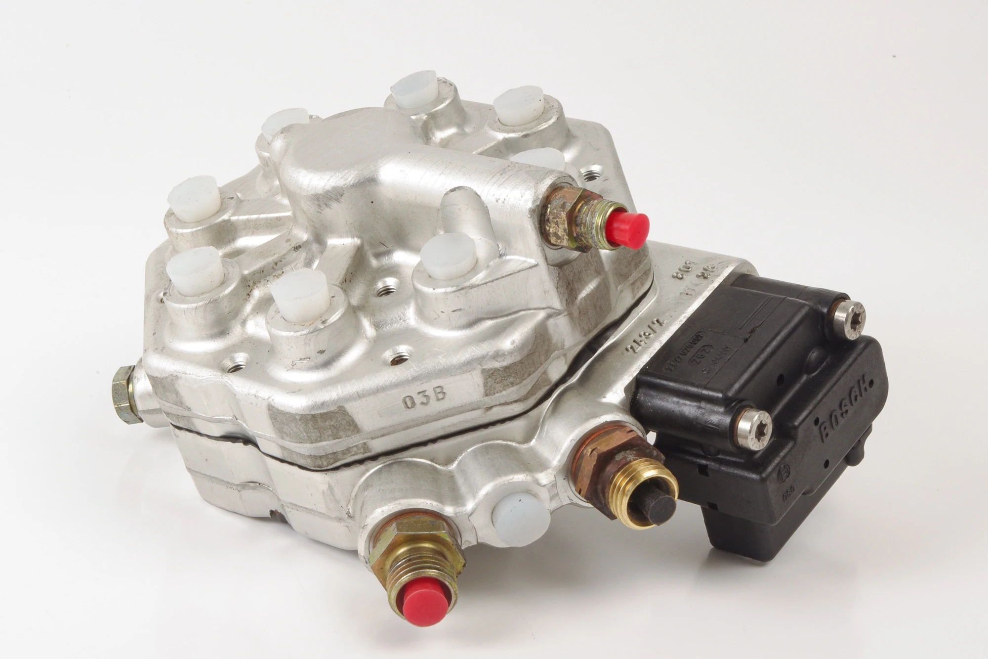 Mercedes 0000742513 Fuel Distributor | W126 V126 C126 S R129 SL