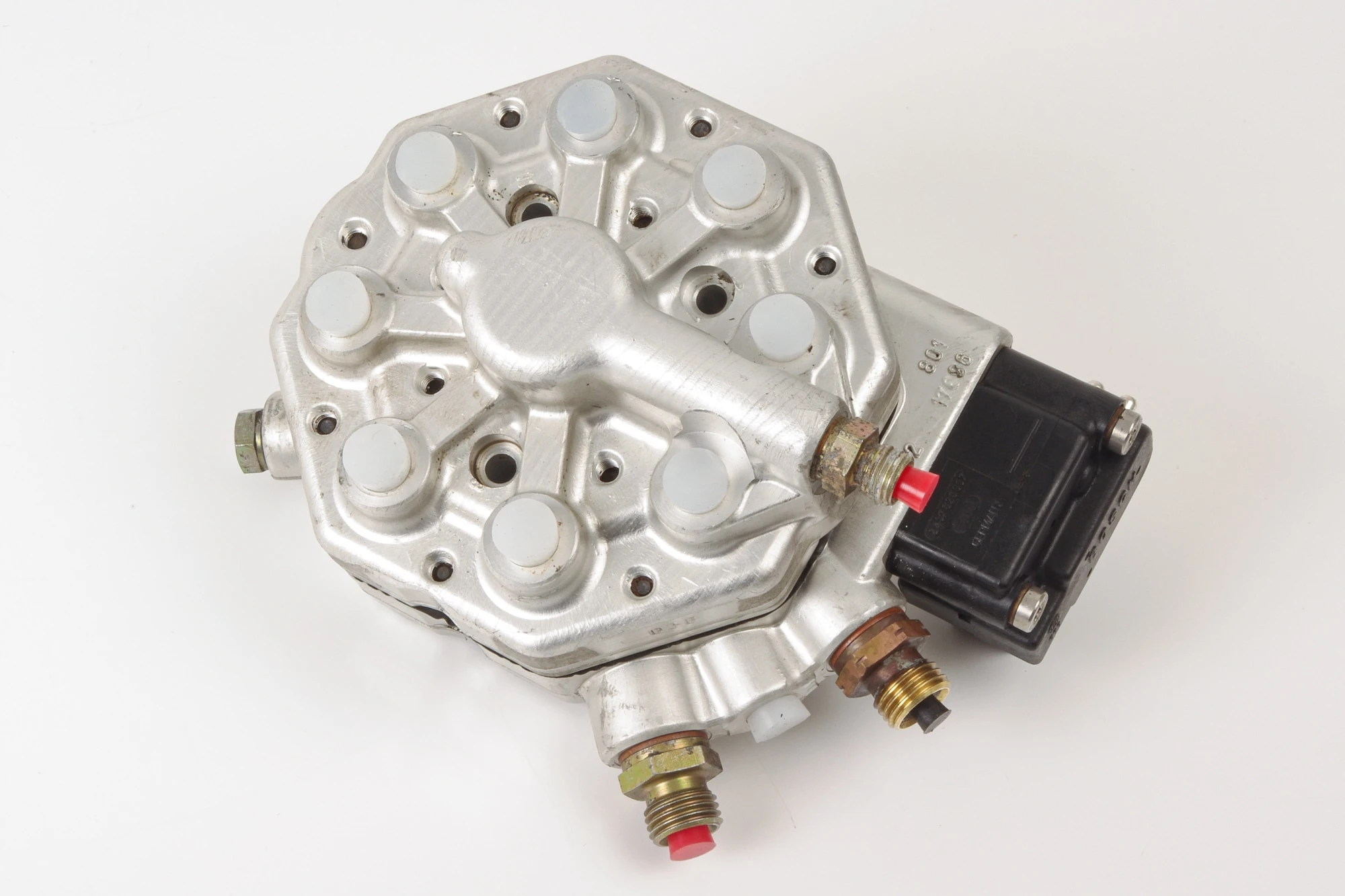 Mercedes 0000742513 Fuel Distributor | W126 V126 C126 S R129 SL