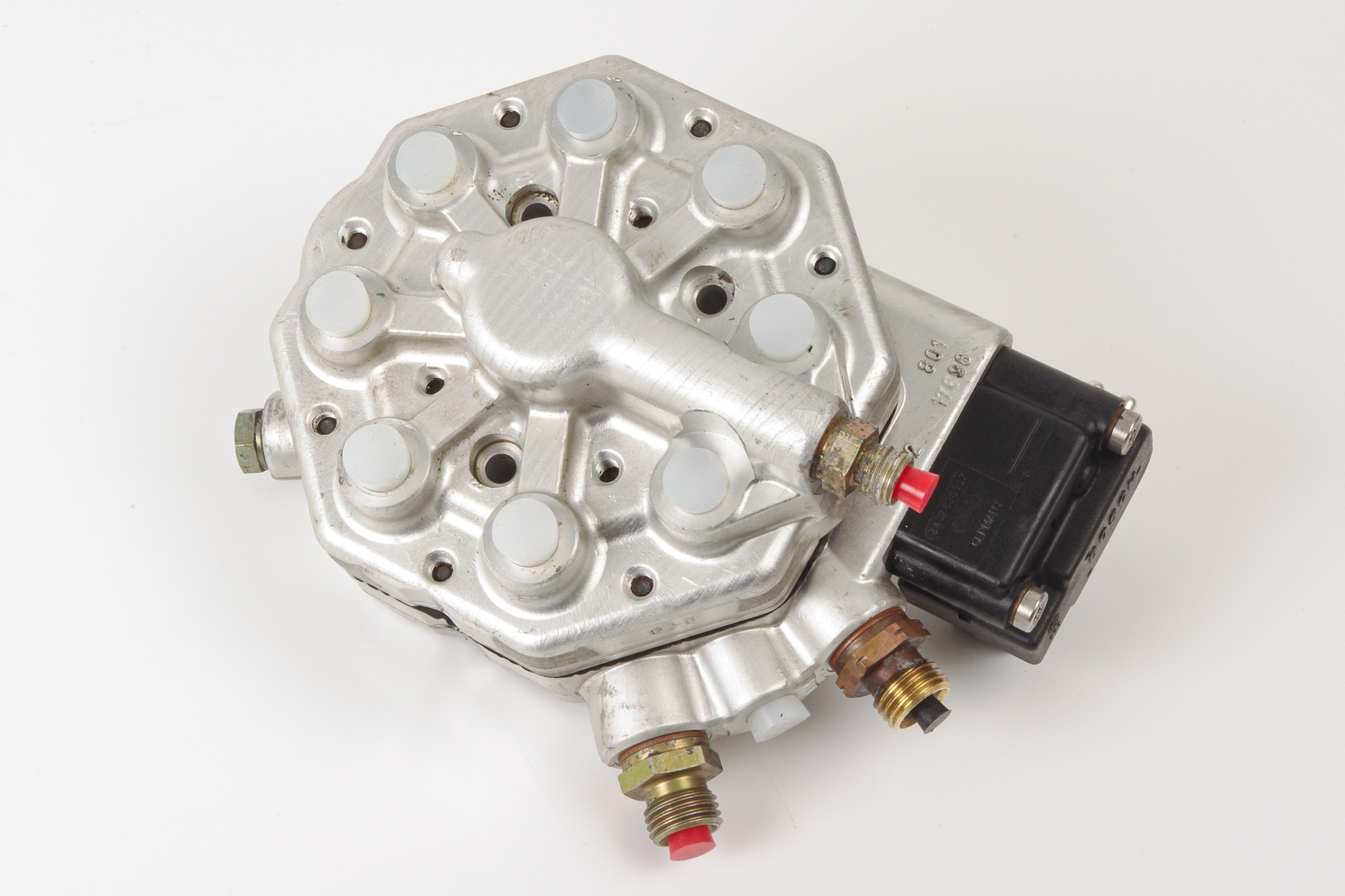 Mercedes 0000742513 Fuel Distributor | W126 V126 C126 S R129 SL