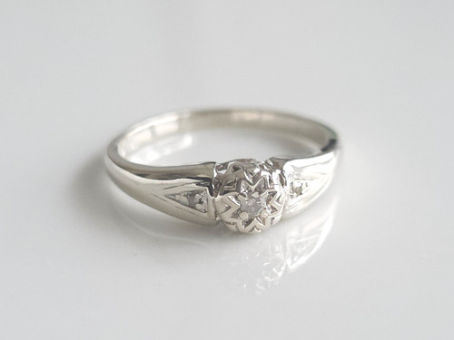 A lovely 925 Sterling Silver Diamond Cluster Ring ~ 1216260326