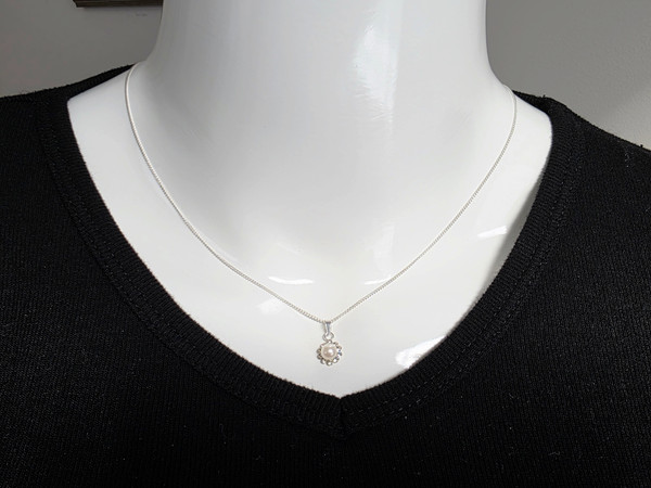 A Lovely Feminine Pearl Pendant with Necklace set, crafted in 925 Sterling Silver ~1097250504
