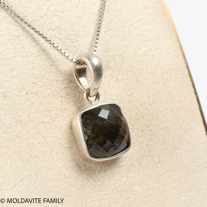MOLDAVITE CABOCHON PENDANT (MSP0180I155)