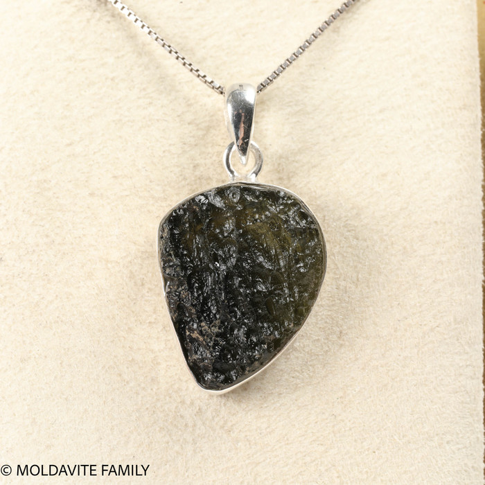 PENDANT WITH RAW MOLDAVITE 4.44g (MSP0155I123)
